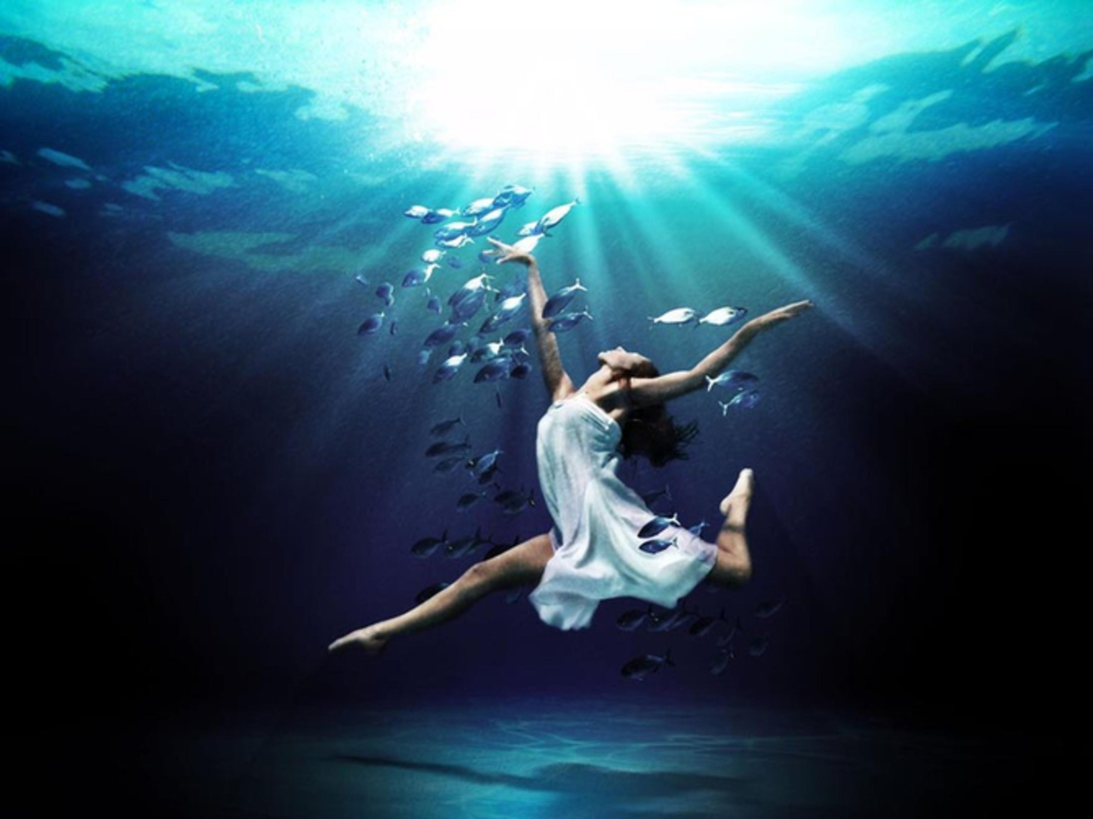 Танец воды музыка. Танец с водой. Девушка под водой. Танцующая девушка в воде. Танцует на воде.