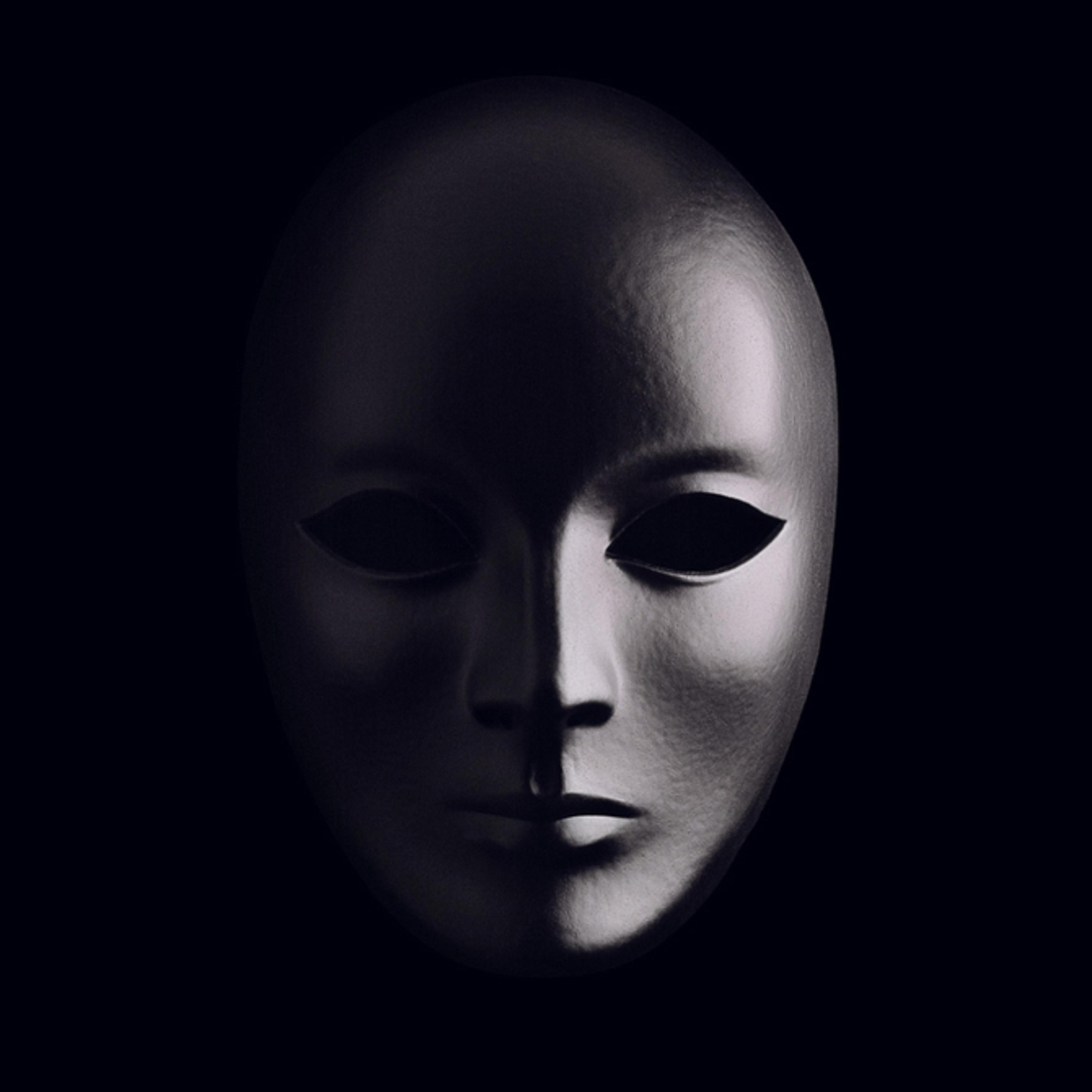 Маски депрессии. Загадочное лицо. Мистическое лицо. Маска на черном фоне. Белая маска на черном фоне.
