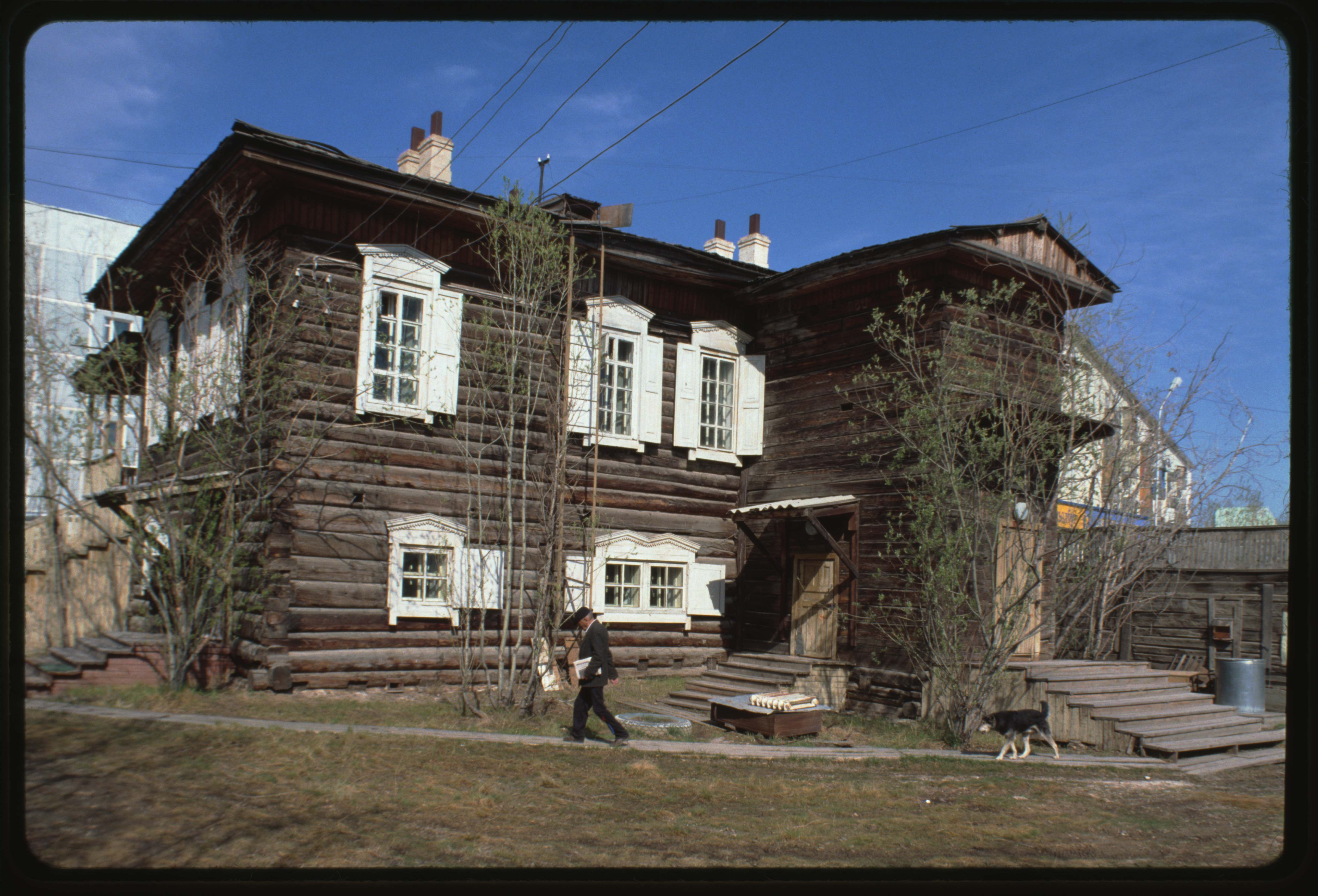 Дома в якутске. Дом Романова Якутск. Якутск исторический центр. Якутск 1890. Деревянный дом в Якутии.