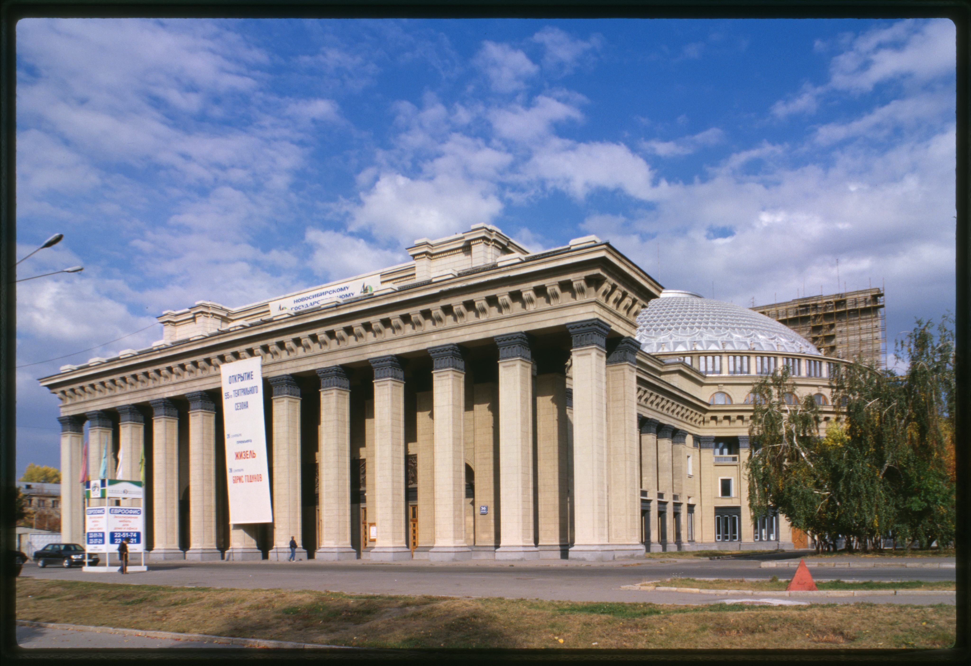 Новата новосибирск. Оперный театр 1956 Новосибирск. Новосибирский оперный театр колонны. Театр оперы и балета Новосибирск вид сбоку. Портик Новосибирск.