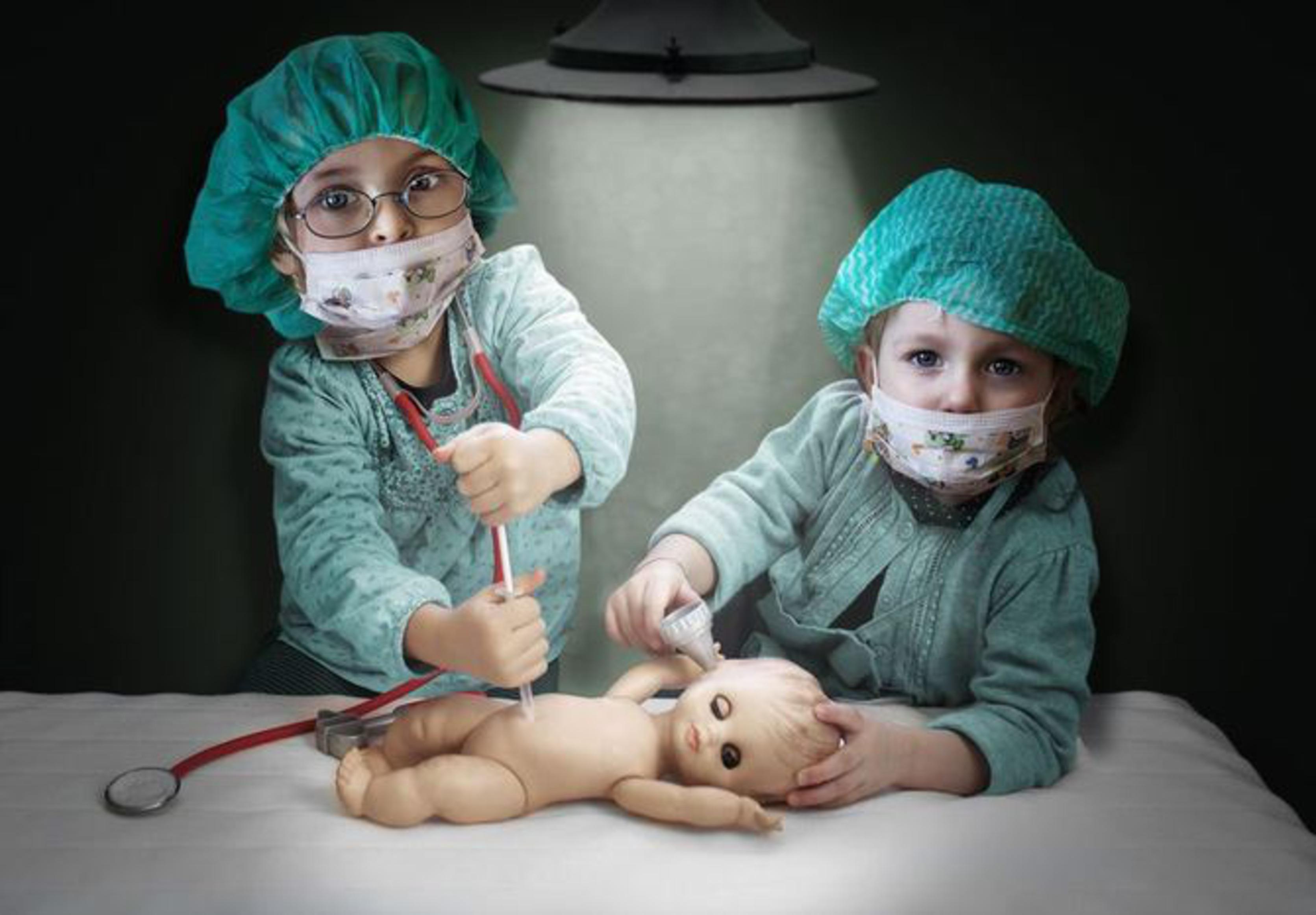 Дети играют в врача. Сумасшедшие дети. Дети играют в хирурга.