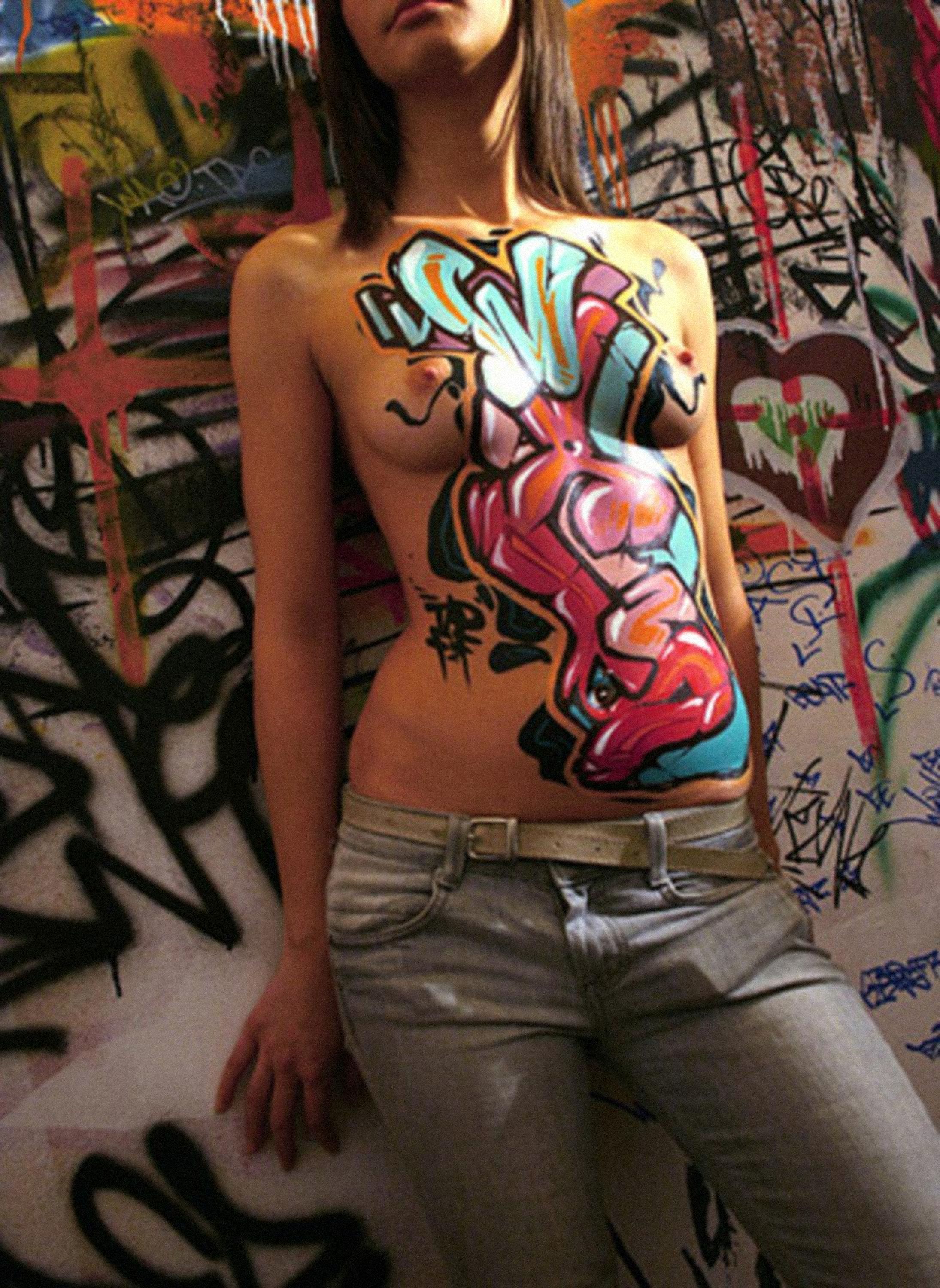 Граффити женское тело