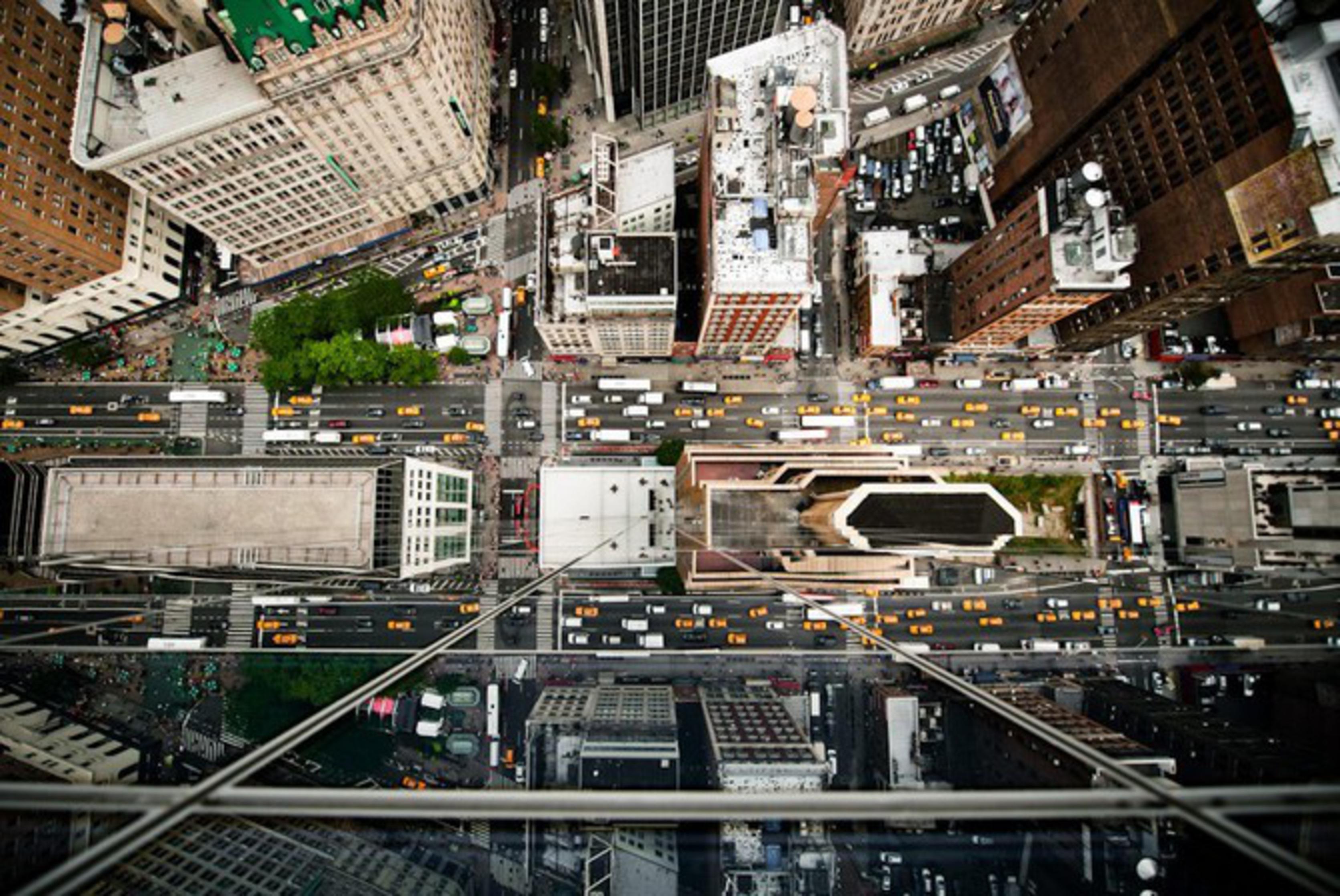 Здание вид сверху. Урбанизм Нью Йорк. Высотки Нью-Йорка. Небоскребы Нью-Йорка вид с крыши. Тактический урбанизм Нью Йорк.