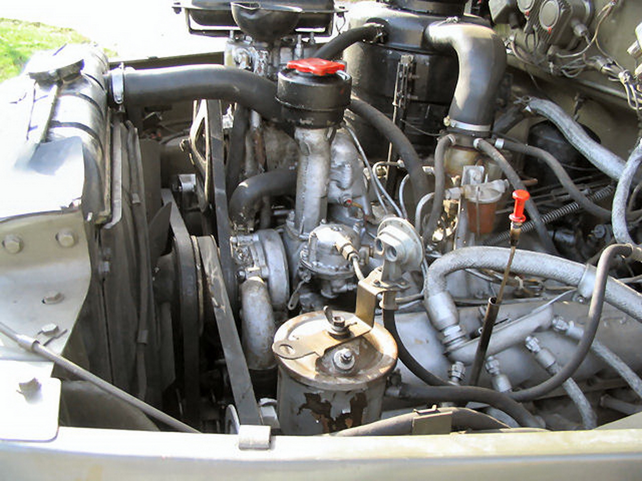 Масло двигатель зил 131. ЗИЛ 131 подкапотка. Датчик температуры ЗИЛ 131. Двигатель ЗИЛ 131. ЗИЛ 131 горловина масла.