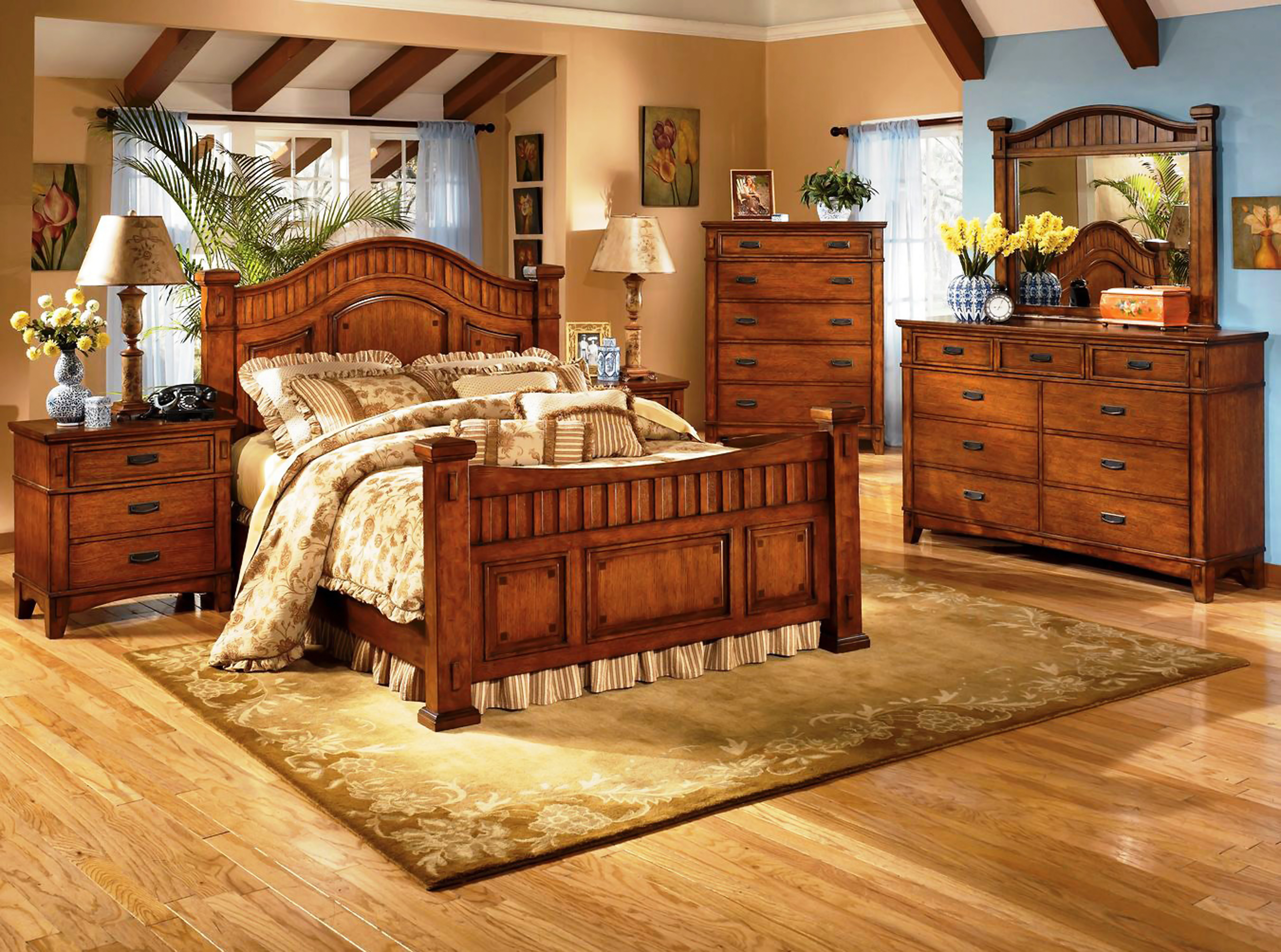 Спальня мебель дерево. Спальня в стиле Кантри. Комната с деревянной мебелью. Стиль Кантри в интерьере спальни. Кровать в стиле Кантри.