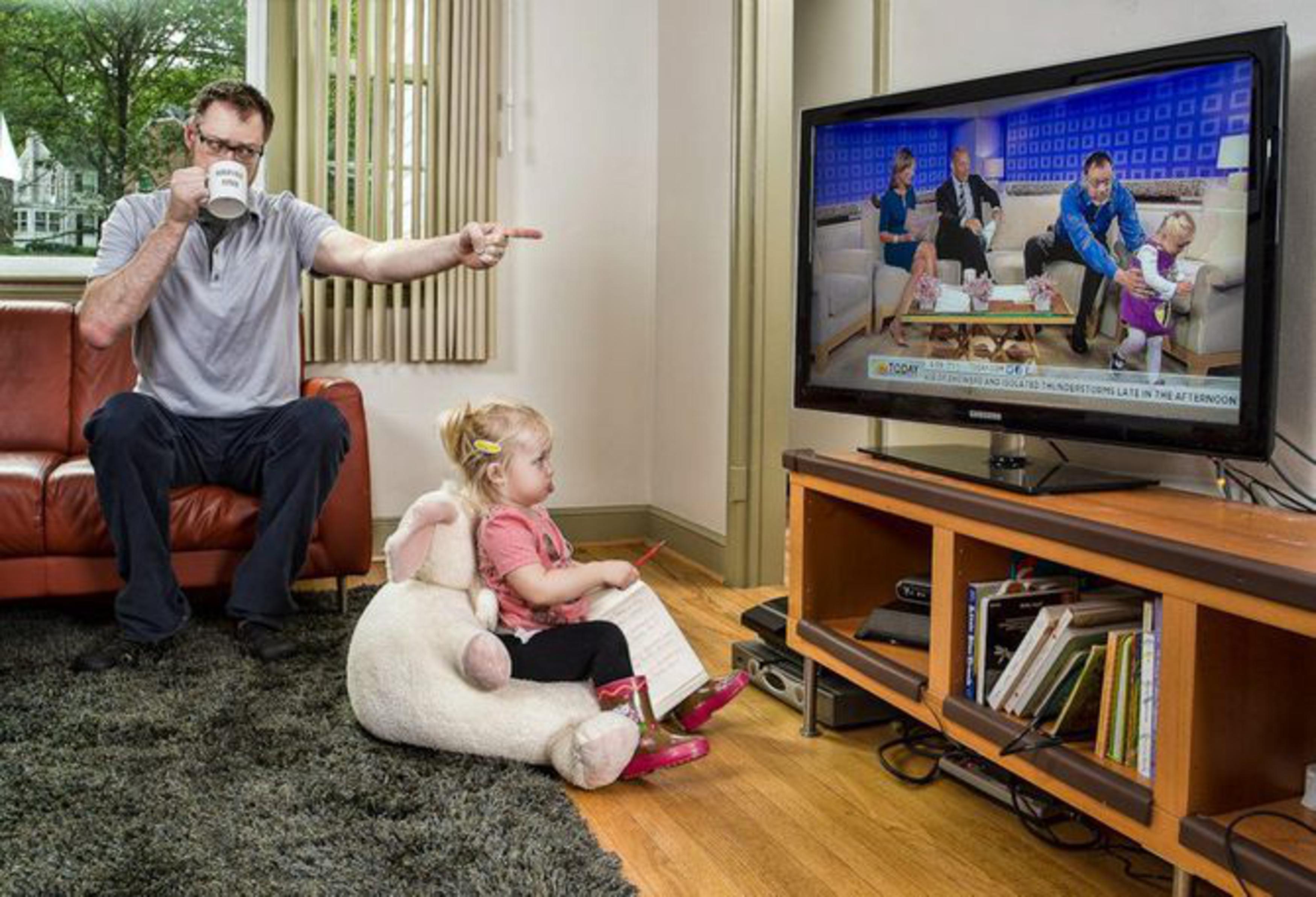 Пока родители смотрят телевизор. Фотограф Дэйв Энгледоу. Семья у телевизора. Мама в телевизоре. Папа телевизор.
