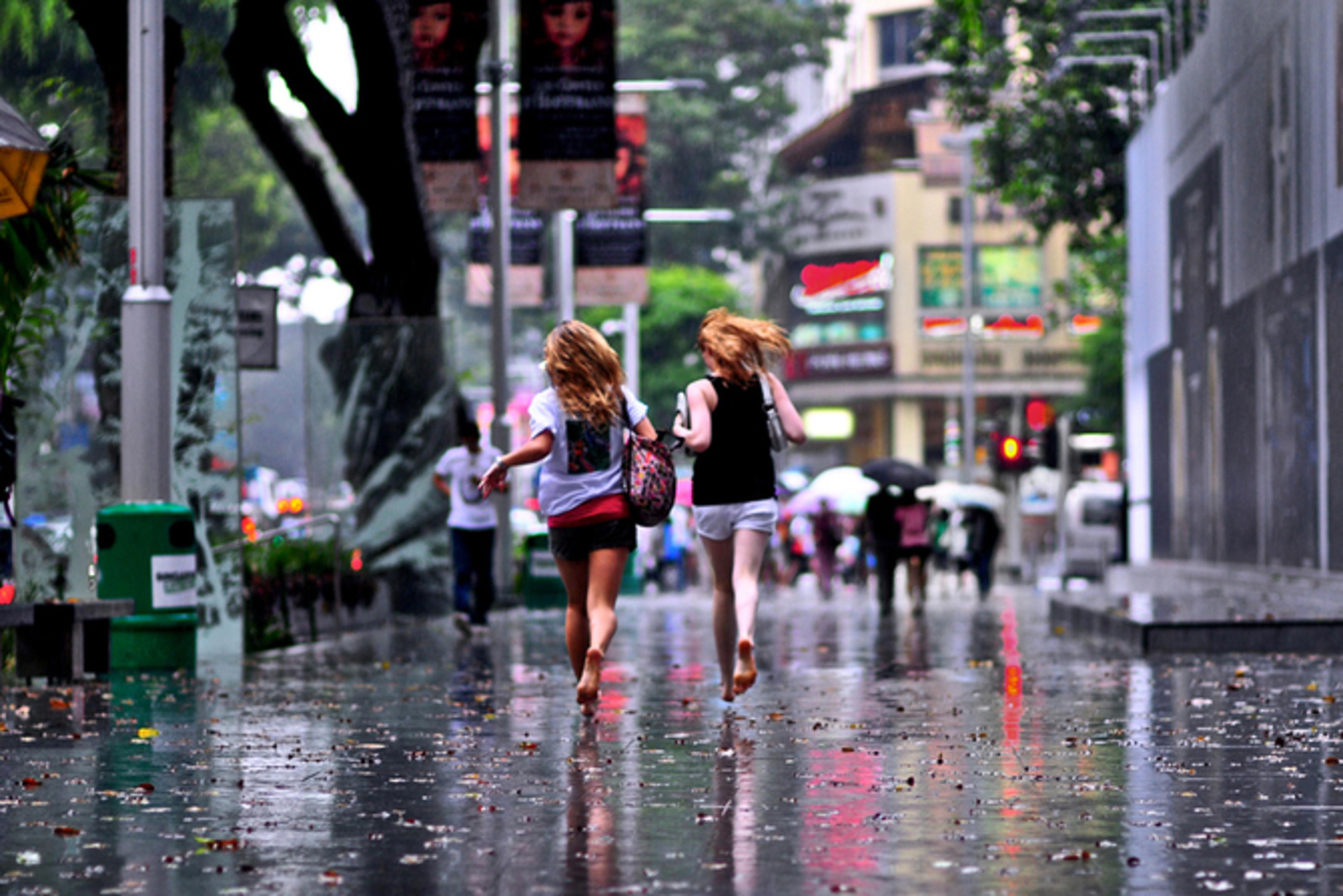 Bad rain. Уличная фотография. Улица под дождем. Город дождь люди. Толпа под зонтами.