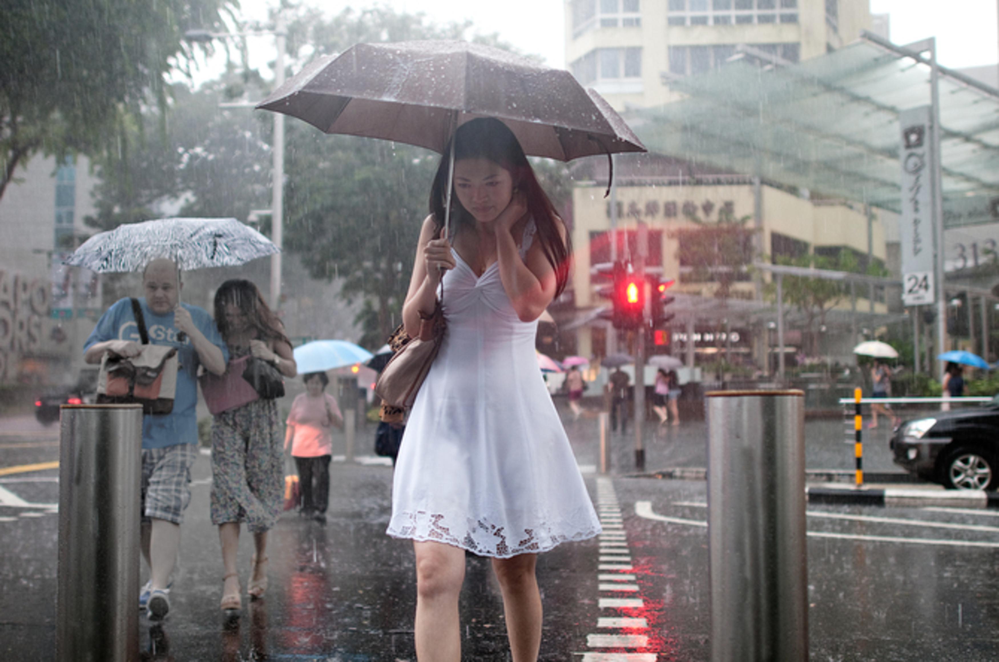 Looking for the rain. Девушка в платье под дождем. Японские девушки в городе. Девушка попала под дождь. Девушка под дождем в городе.