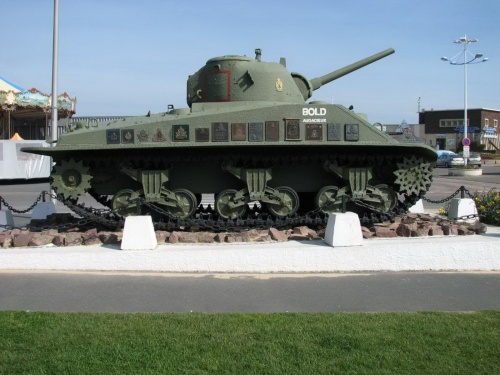 Фотообзор - американский средний танк M4 Sherman DD (Duplex Drive) (54 фото)