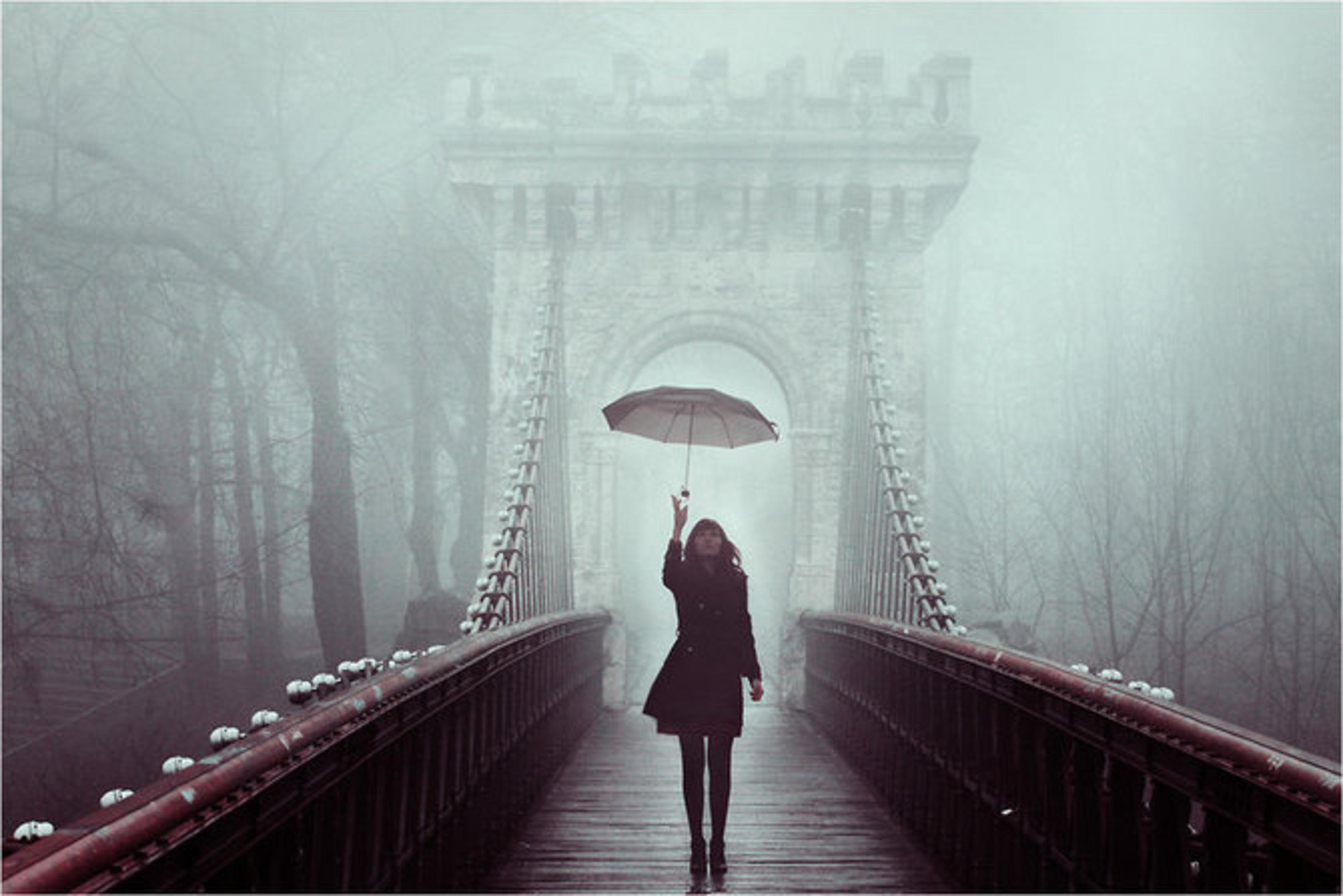 Любой момент можно было. Человек на мосту. Девушка идет по мосту. Девушка на мосту. Девушка стоящая на мосту.