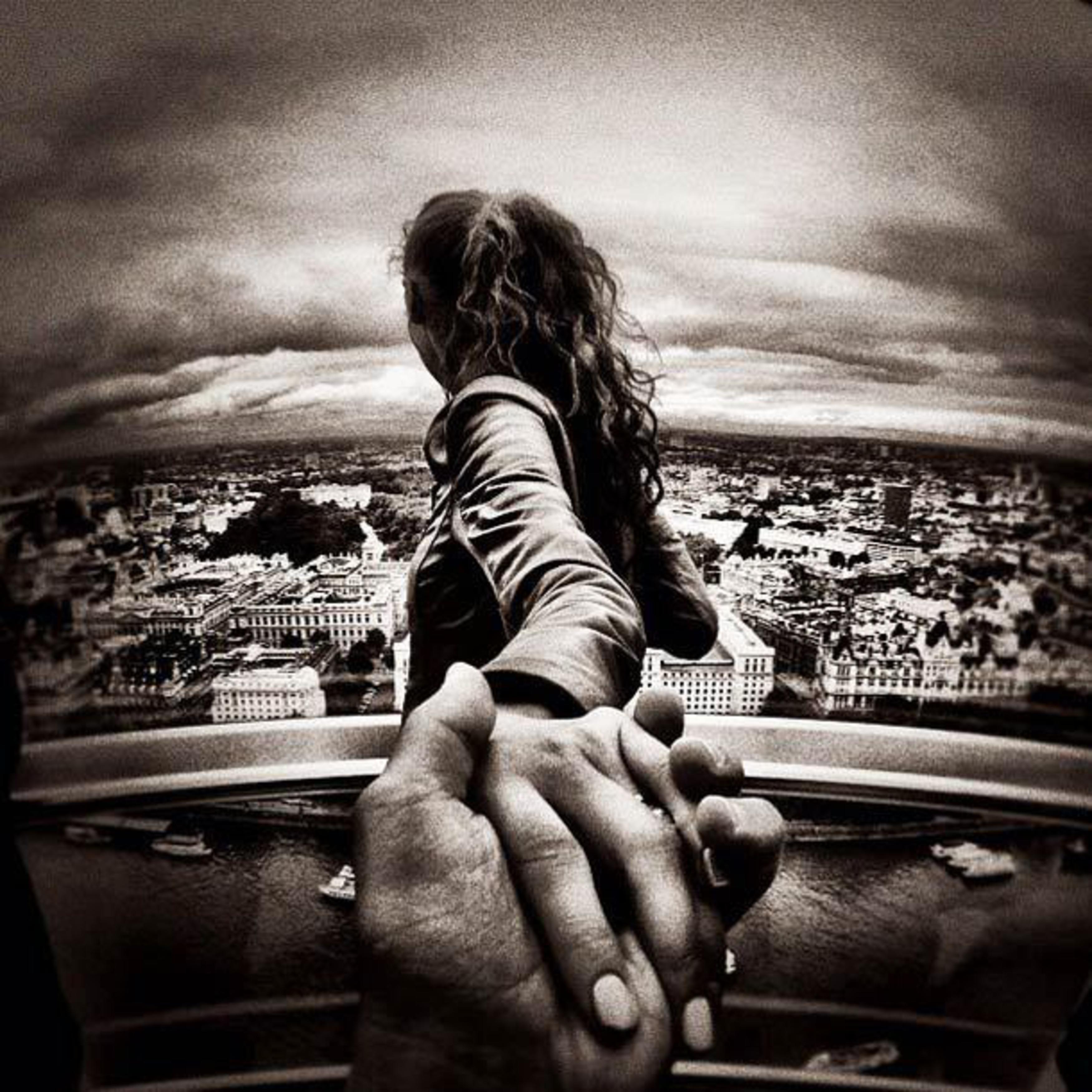 Этот мир не выдержит меня слушать. Фотограф Мурад Османн. Держит за руку. Парень держит девушку за руку. Он держит ее за руку.