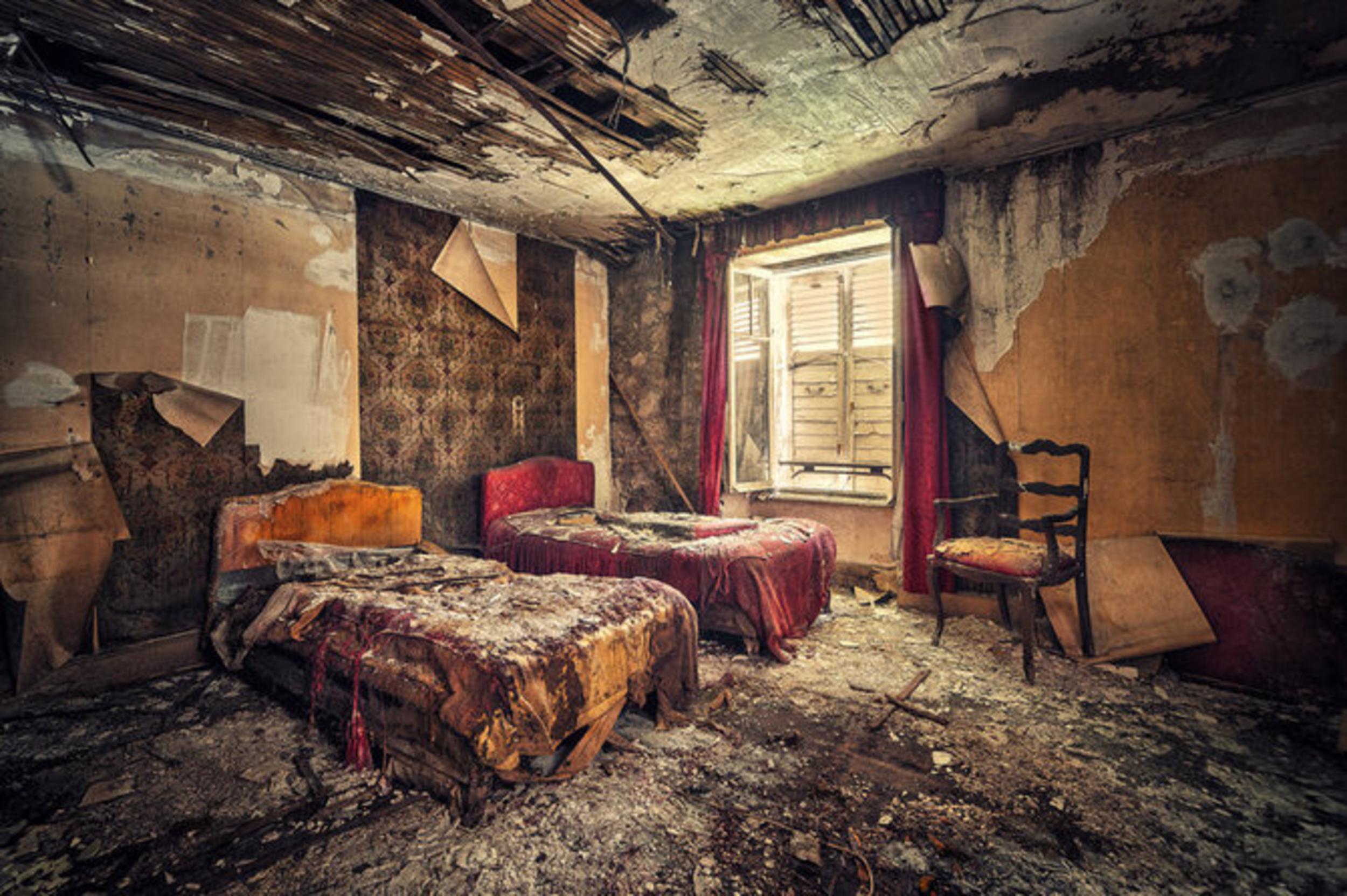 Разрушение жилого помещения. Заброшенная комната. Старинная комната. Разрушенная комната. Заброшенный дом внутри.