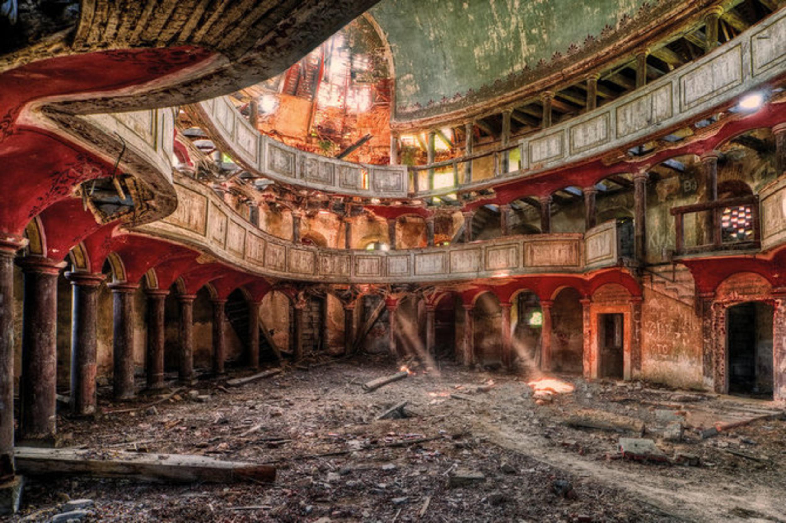 Разрушенная галерея. Заброшенное здание. Заброшенный театр. Красивые заброшенные здания. Разрушенный театр.
