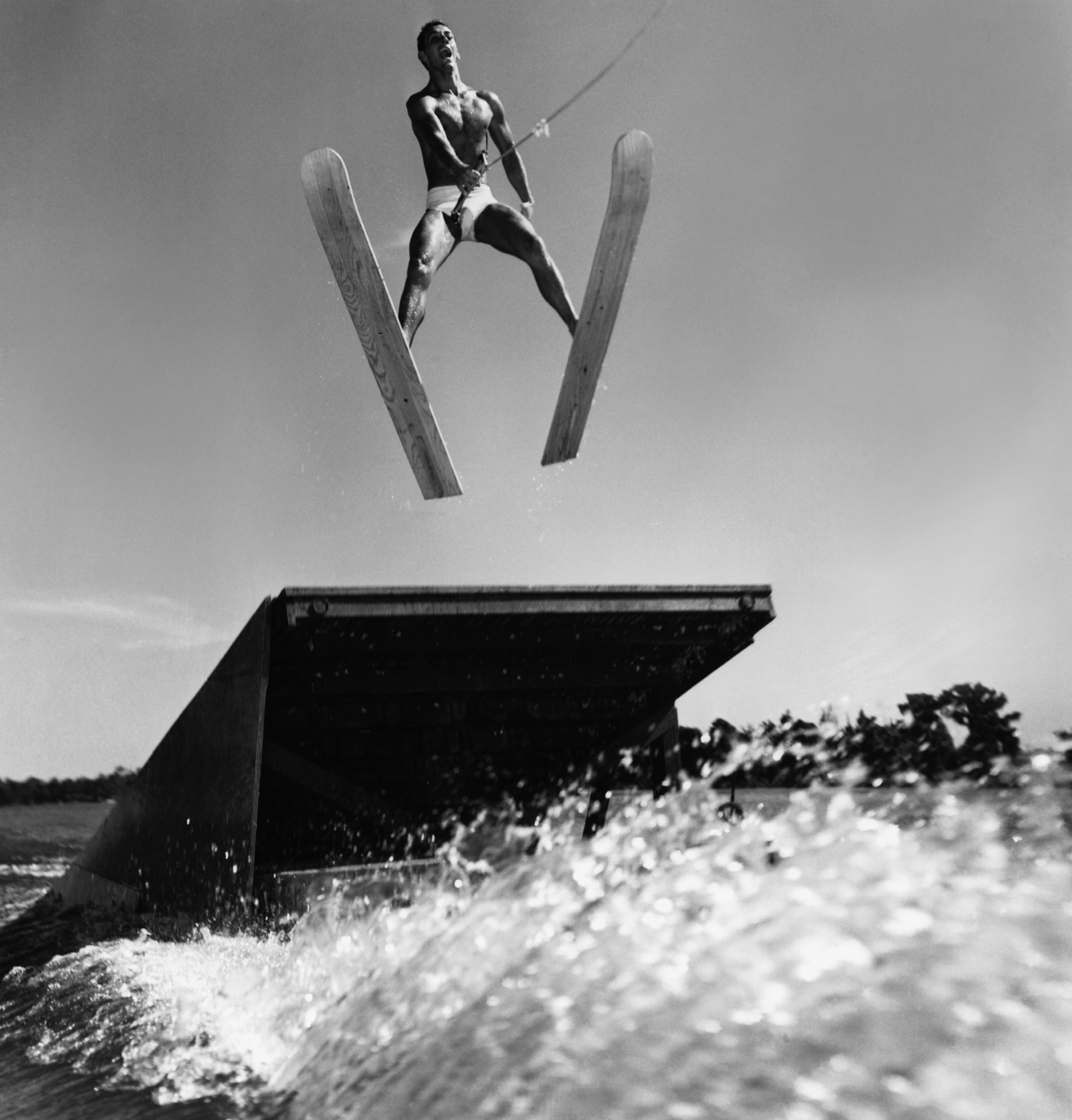 Ski diving. Воднолыжный спорт прыжки с трамплина. Водные лыжи прыжки с трамплина. Водные лыжи прыжки. Водные лыжи трамплин.