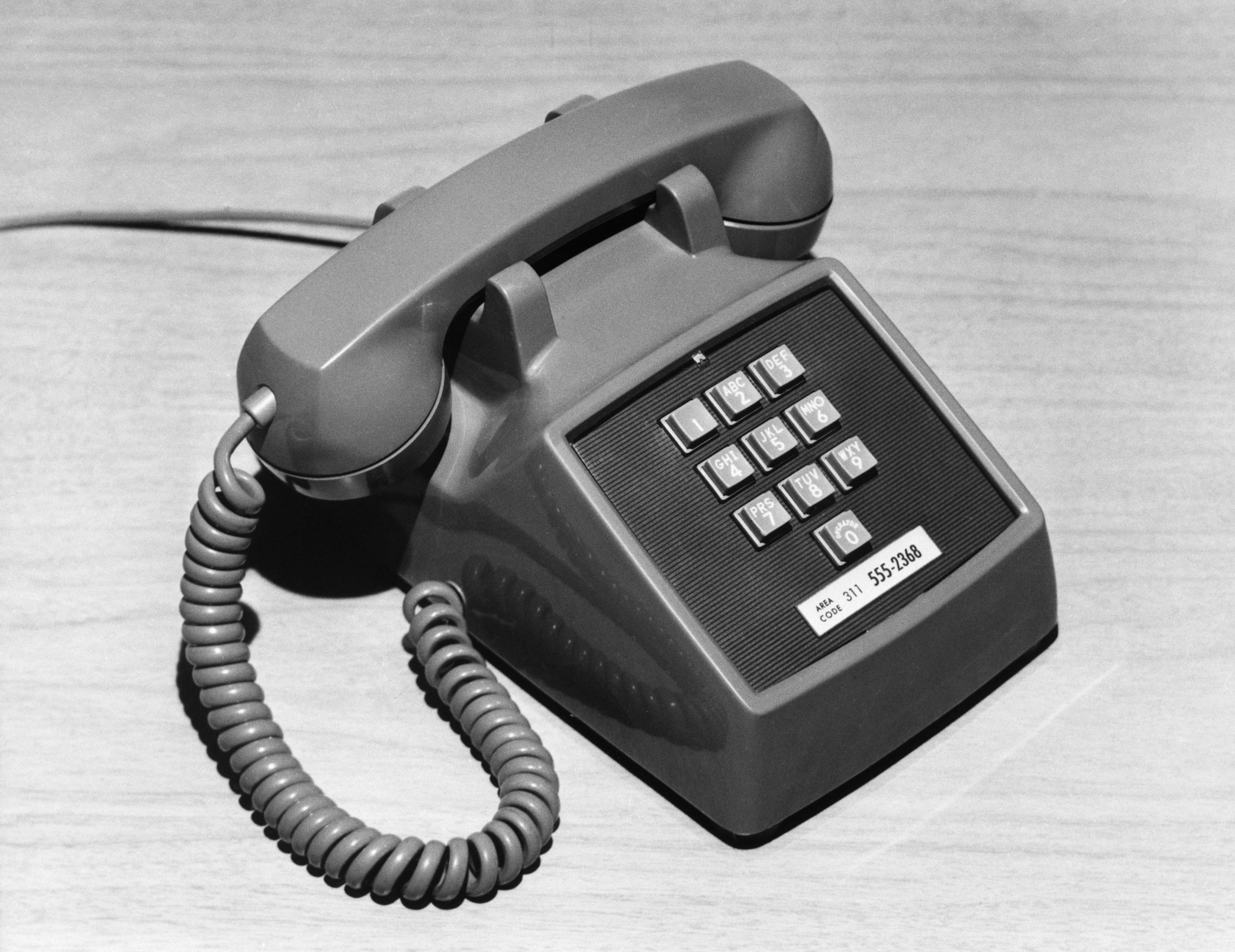 Картинки телефонных аппаратов. Телефонный аппарат. Первый телефонный аппарат. Телефонный аппарат 20 века. Американский телефонный аппарат.
