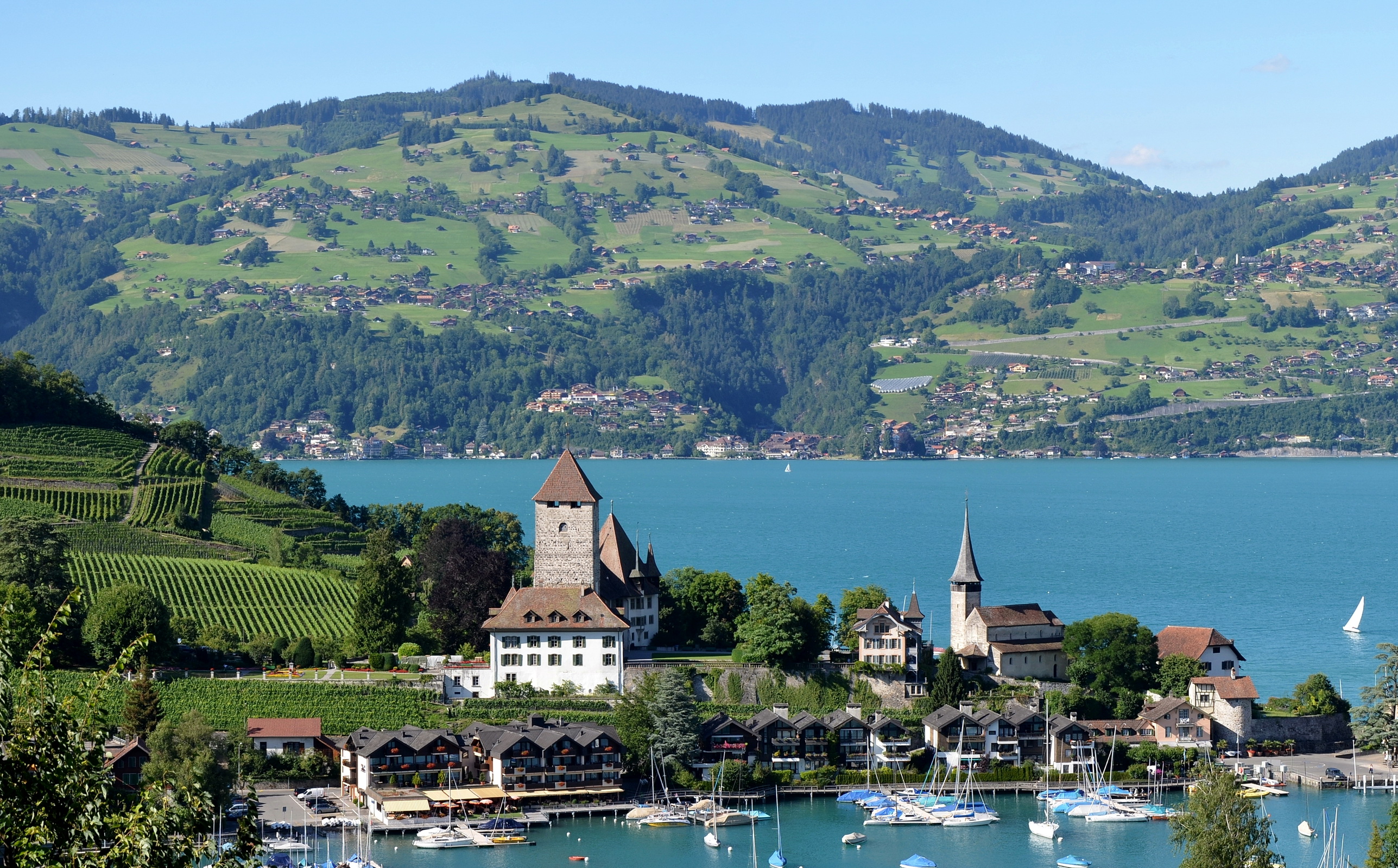 Городок на озерах. Интерлакен Швейцария. Interlaken в Швейцарии. Курорт Швейцария интерл. Озеро Интерлакен Швейцария горы.