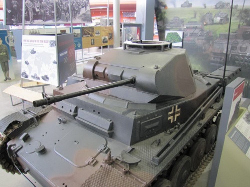 Фотообзор - немецкий легкий танк Pz.Kpfw.II Ausf.F (22 фото)