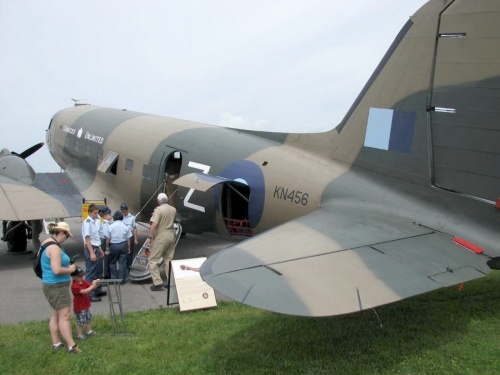 Фотообзор - американский военно транспортный самолет Фотообзор Douglas DC-3 ( C-47 Skytrain ) (57 фото)