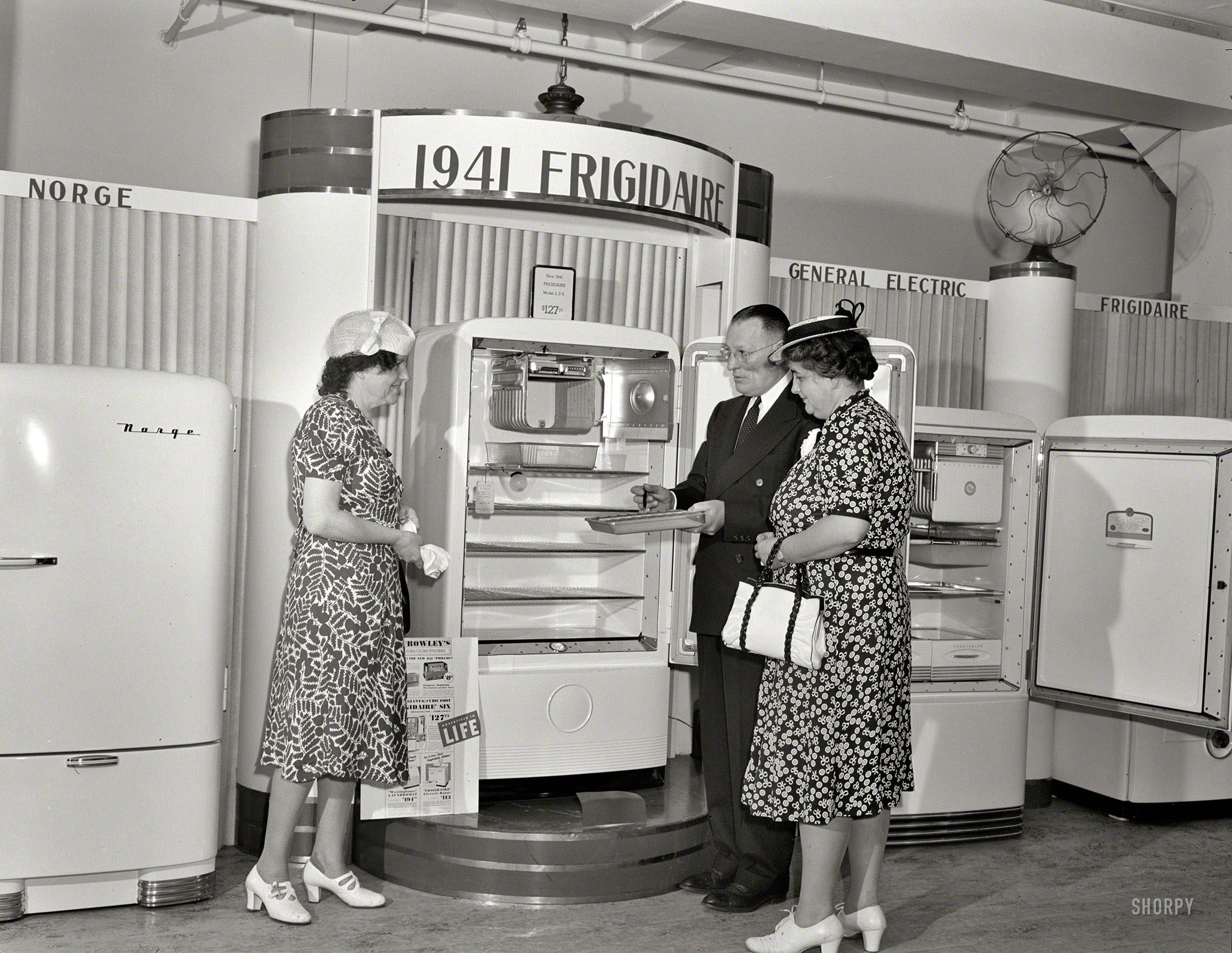 Первый бытовой групп. Холодильник 30х годов General Electric. General Electric 1938 холодильник. Холодильник 1942 года General Electric.