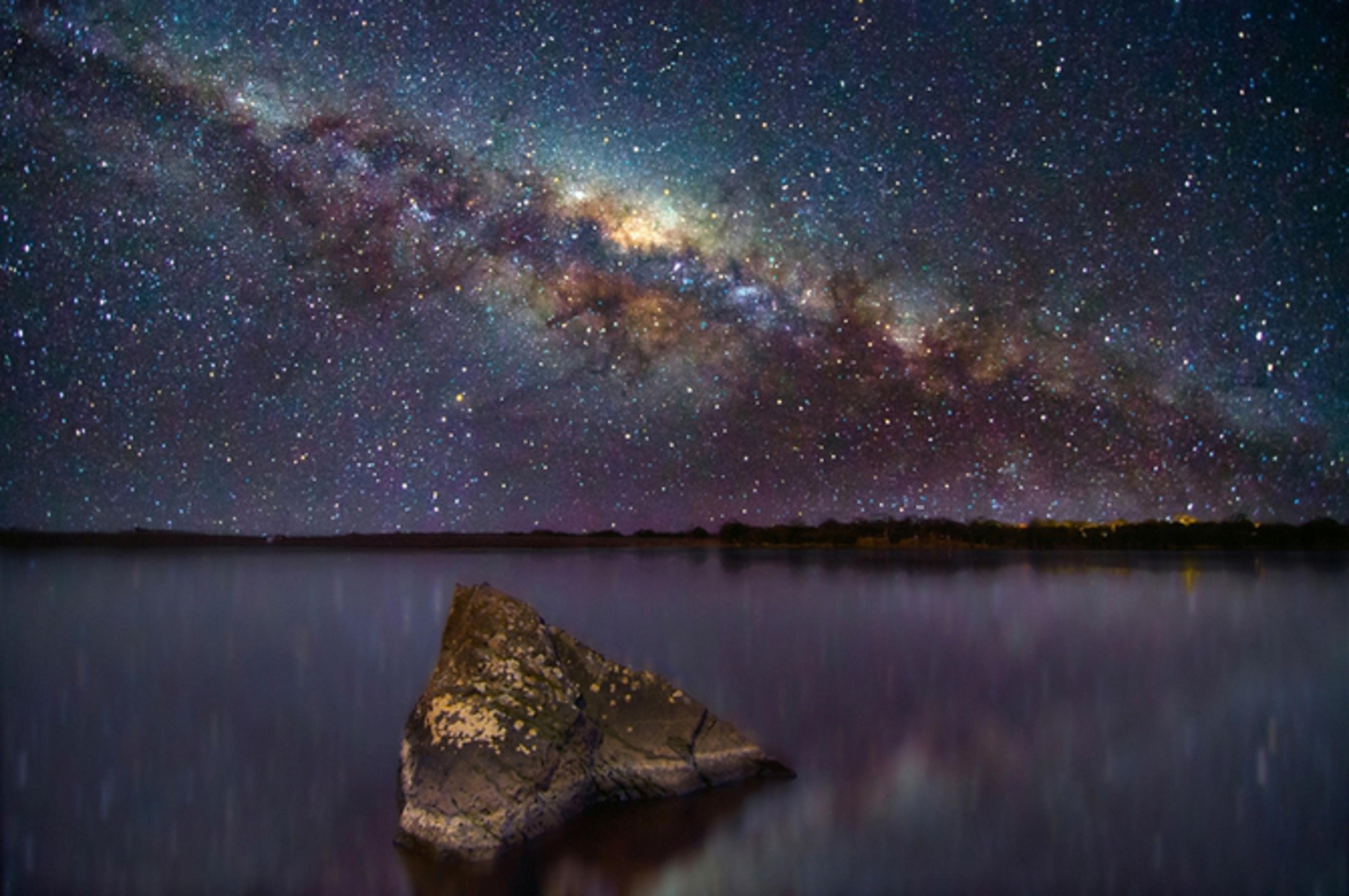 Небо очистилось замелькали звезды. Звездное небо Линкольна Харрисона. Звездное небо Млечный путь Галактика. Астрофотография Млечный путь.