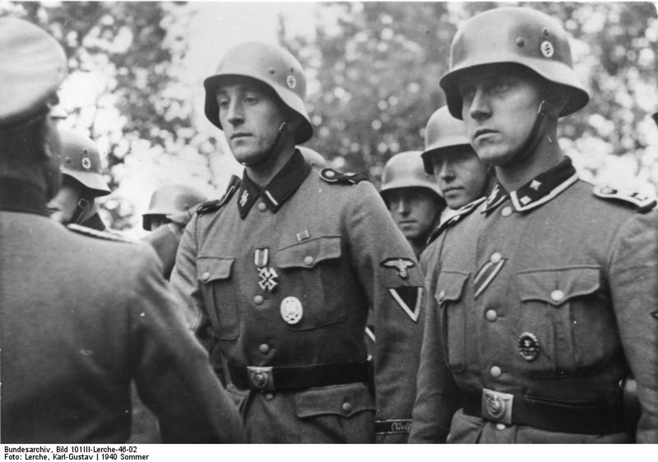 Т м с сс. Солдаты вермахта и SS. Элитные войска СС Гитлера. Вермахт Ваффен СС 1942. Солдат СС И солдат вермахта.