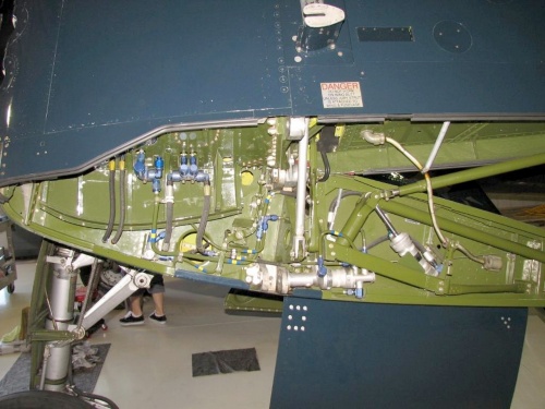 Фотообзор - американский палубный истребитель Goodyear FG-1D Corsair (32 фото)