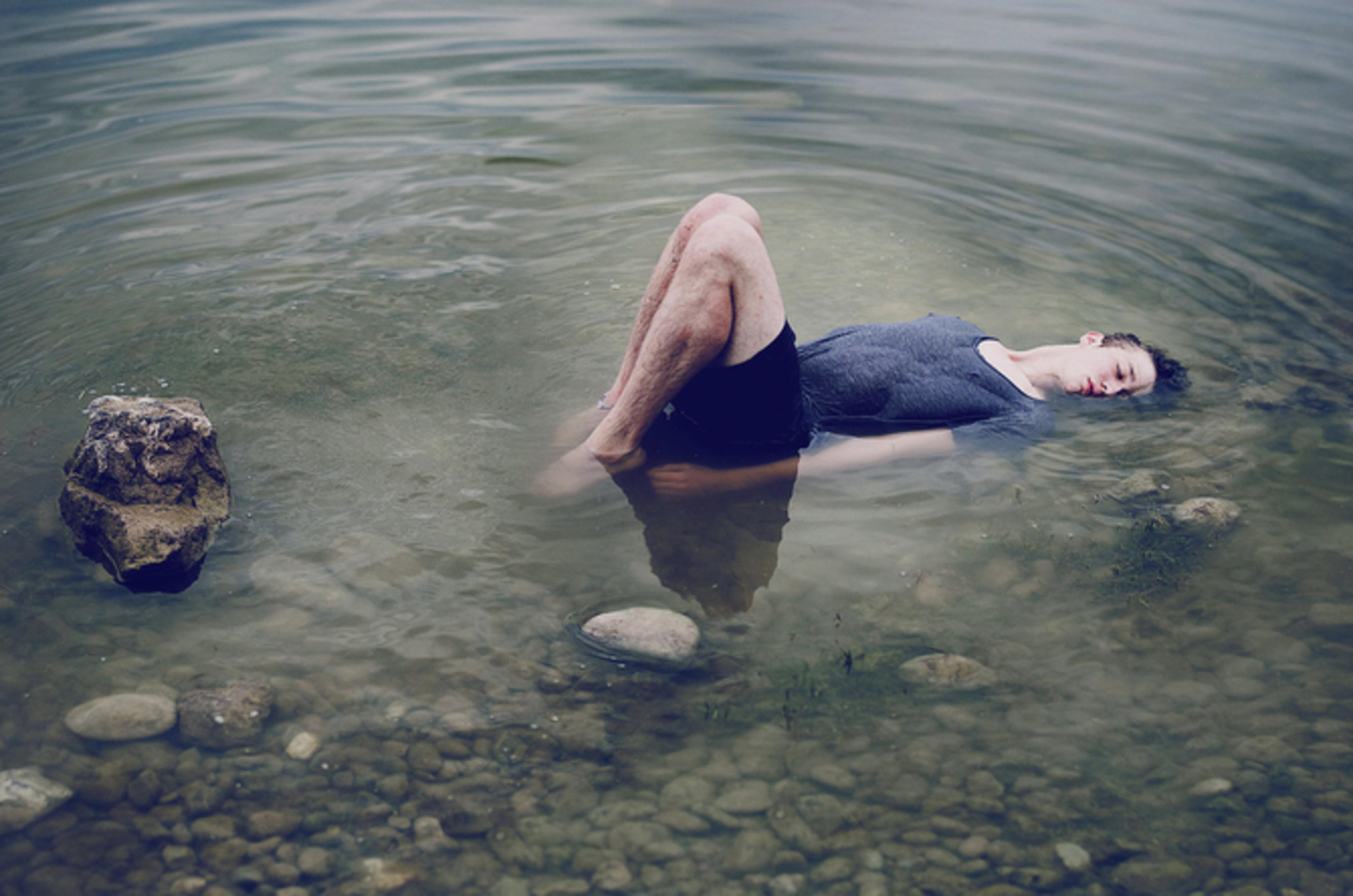 Человек утонул в море. Вода и человек. Мужик в воде. Парень лежит в воде. Мужская фотосессия в воде.