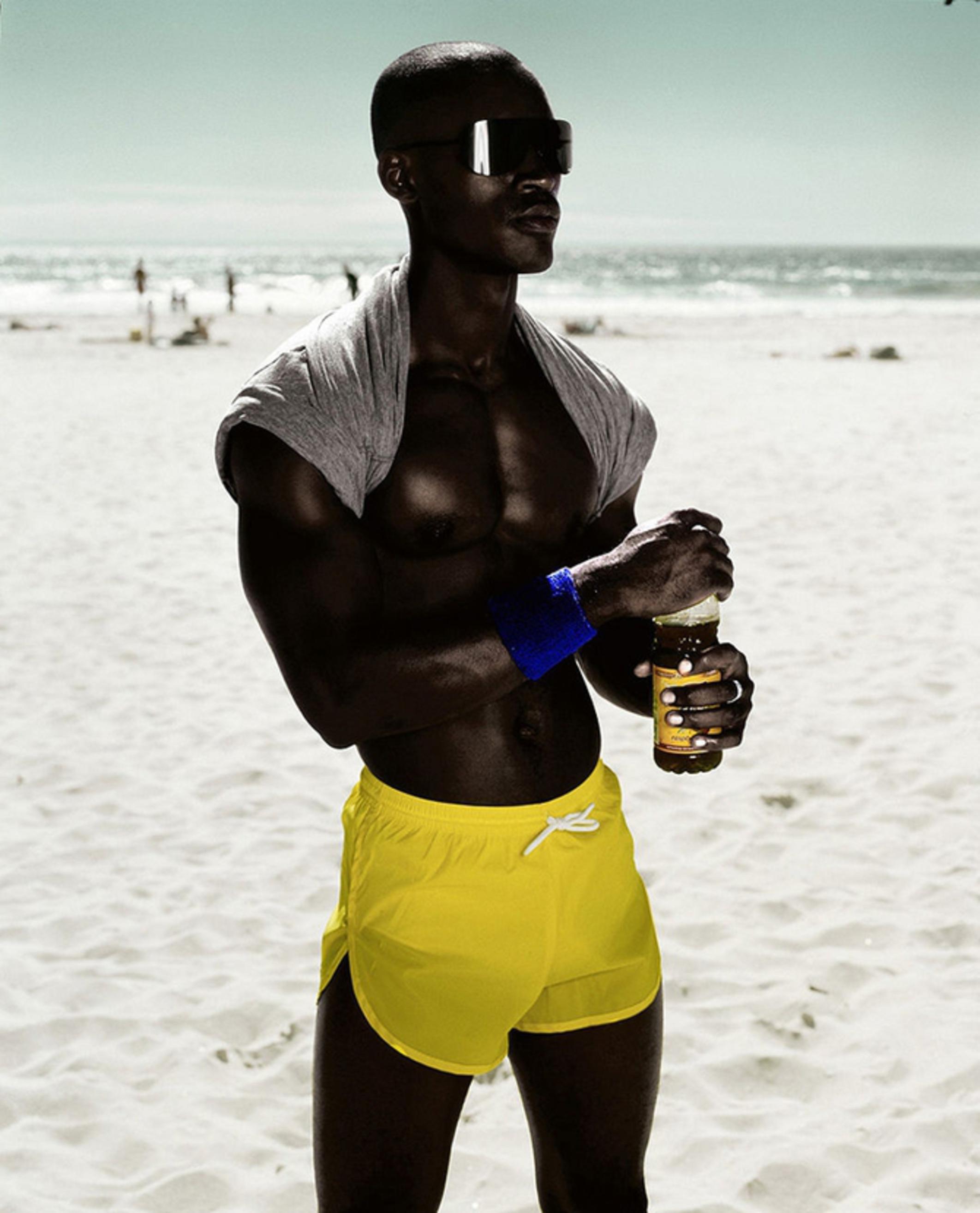 Негр в шортах. Темнокожие мужчины на пляже. Негр. Негры на море. Афроамериканцы на пляже.