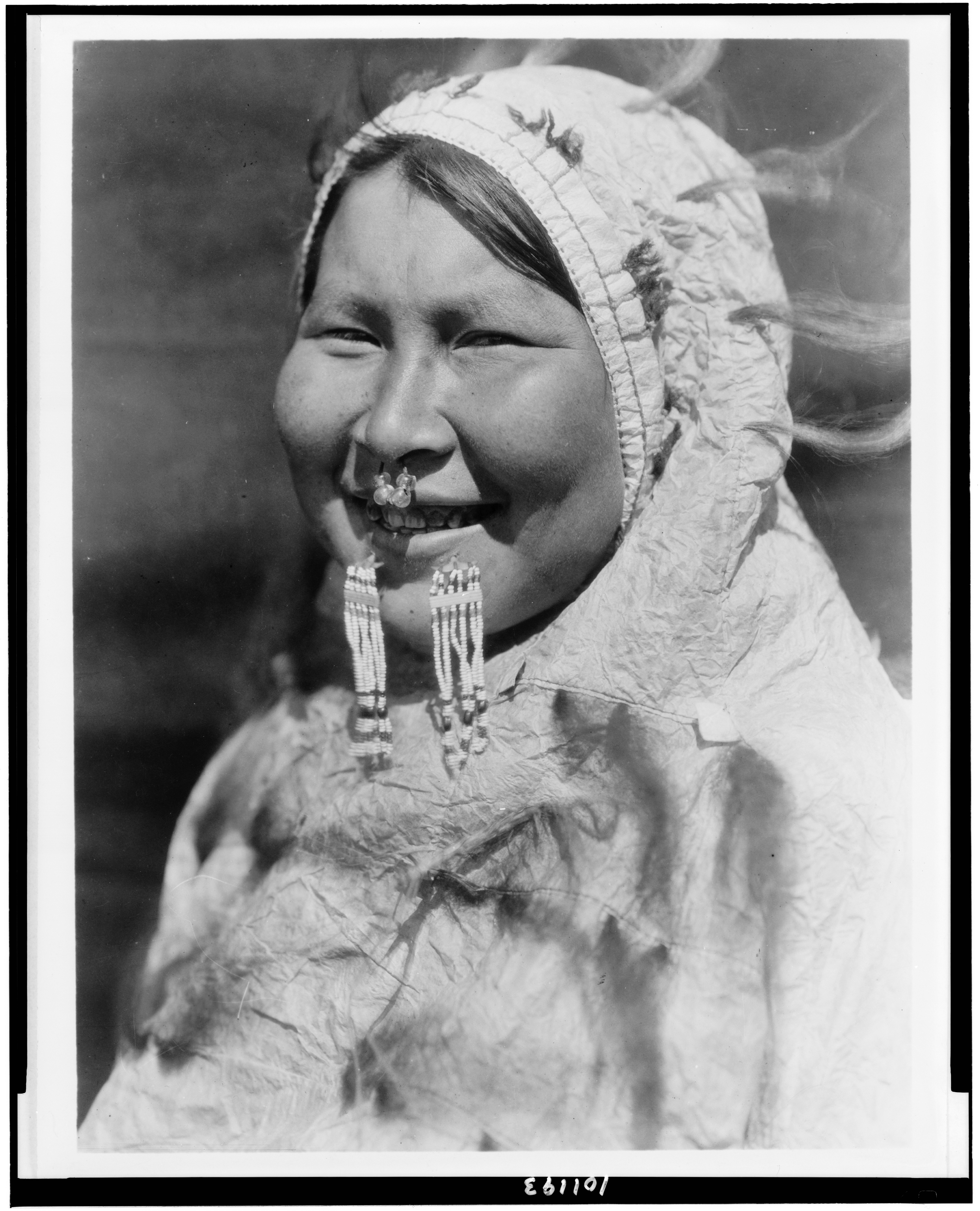 Женщина чукча. Аляска Эскимосы. Эскимосы Аляска женщины. Нунивак эскимоски. Инуиты Аляска 19 век.