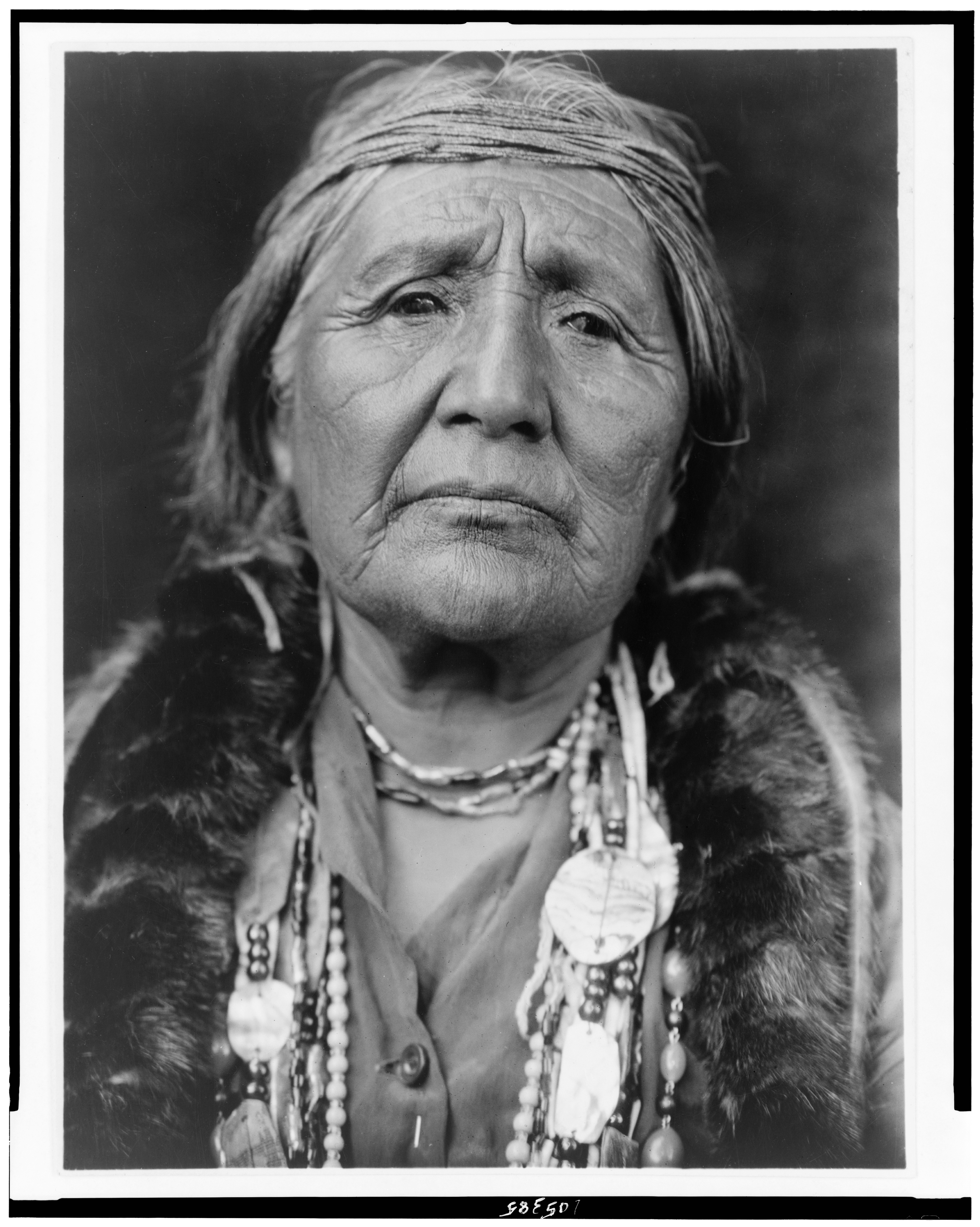 Индейцы какой год. Кертис американские индейцы. Индейцы СКВО Северной Америки. Индейская бабушка. Индейская женщина.