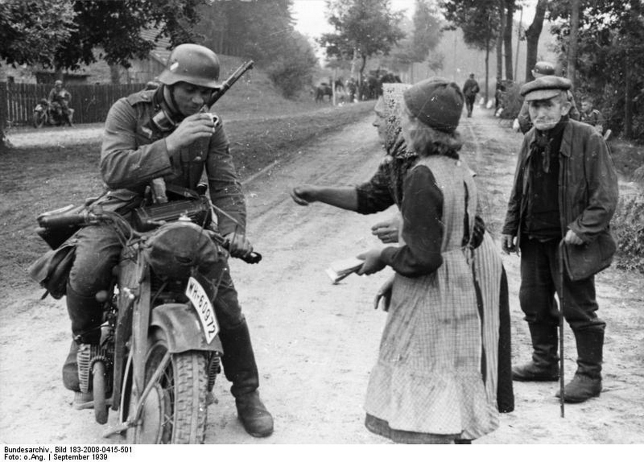 Будьте добры немецкий. Немецкие солдаты Польша 1939. Фото солдат вермахта в 1939. 1939 Вторая мировая Польша. Немцы в Польше 1939.
