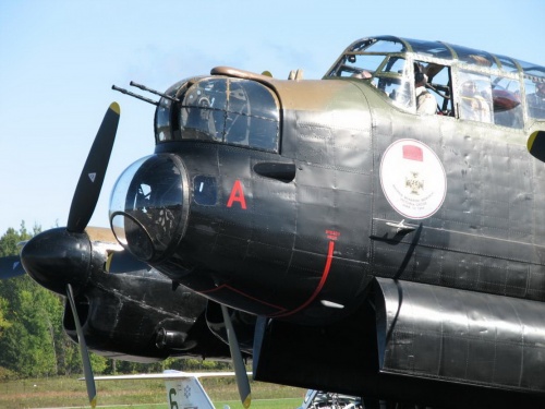 Фотообзор - британский тяжелый бомбардировщик Lancaster Bomber VRA (44 фото)