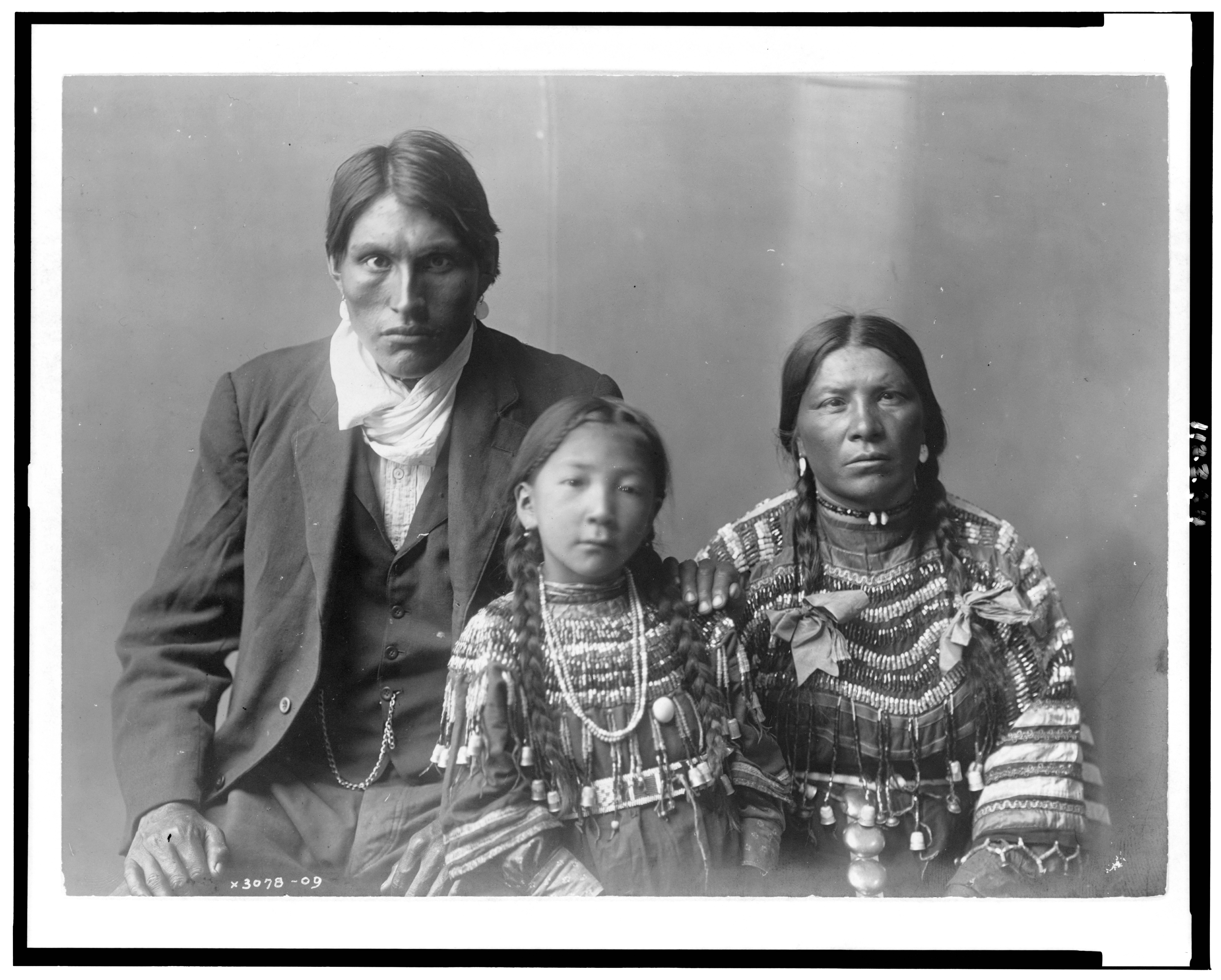 Потомки от браков между европейцами и индейцами. Индейцы Сиу. Кертис американские индейцы. Метисы индейцев Северной Америки.