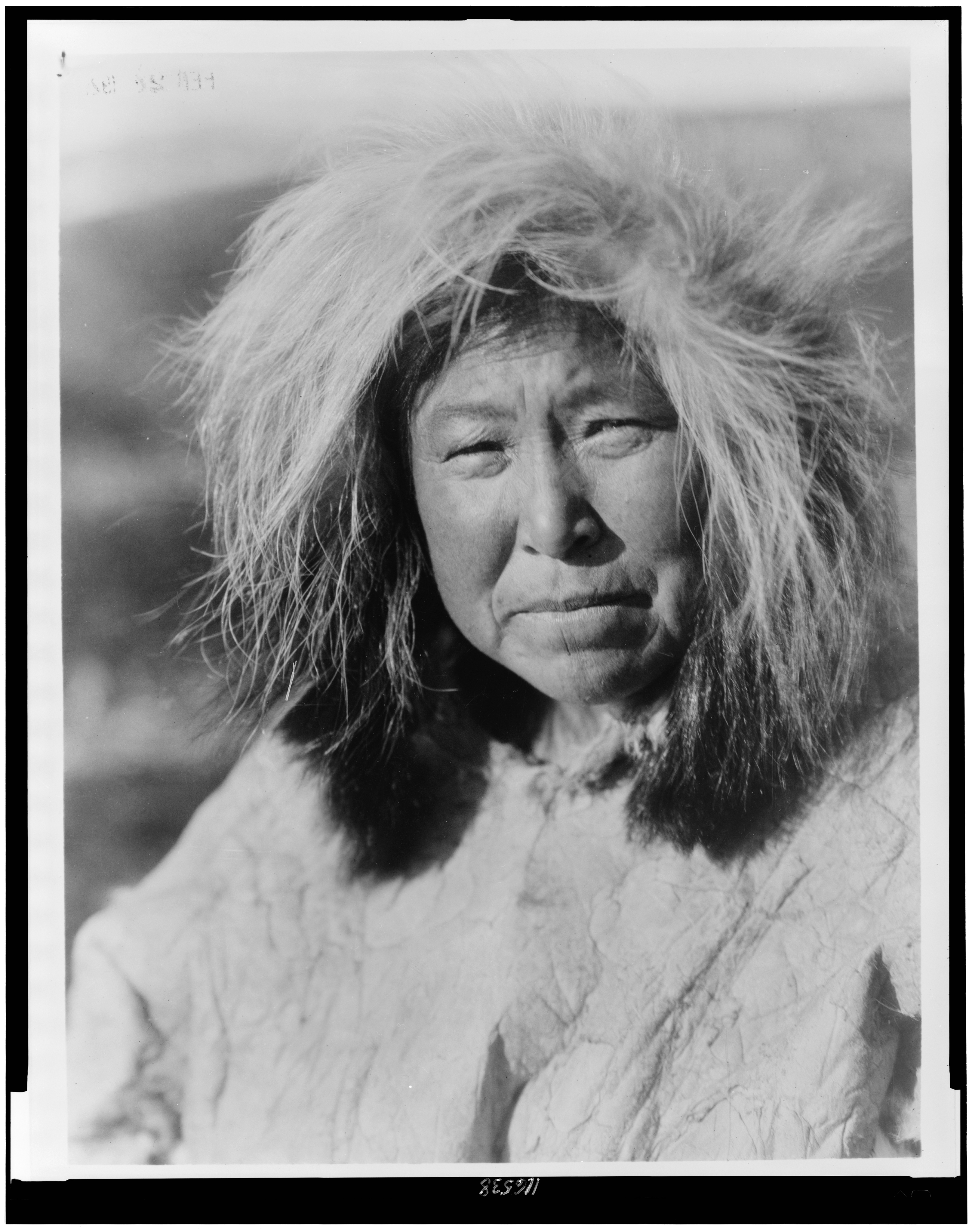 Женщина чукча. Эскимосы инуиты. Эскимосы фото. Племя инуитов. Монголоидная раса чукчи.