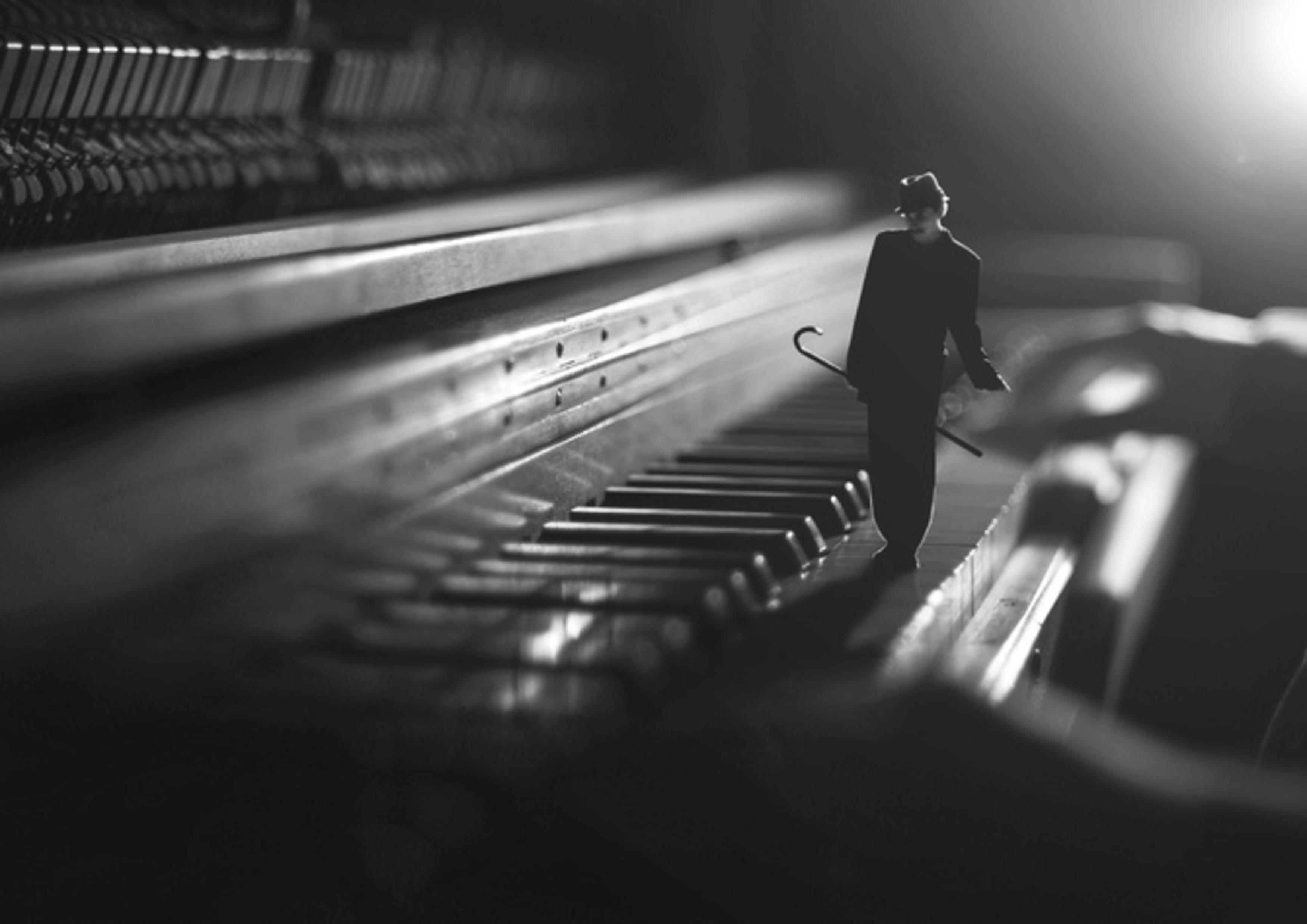 Музыка жизни видео. Черно белое пианино. Рояль одиночество. Одинокое пианино. Одиночество пианино.