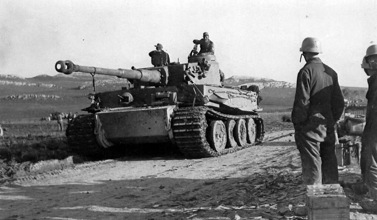 Танк тигр 1943 года. Немецкий танк тигр в 1943. Танк тигр 1942. Танк тигр 121. Танк тигр 1942 года.