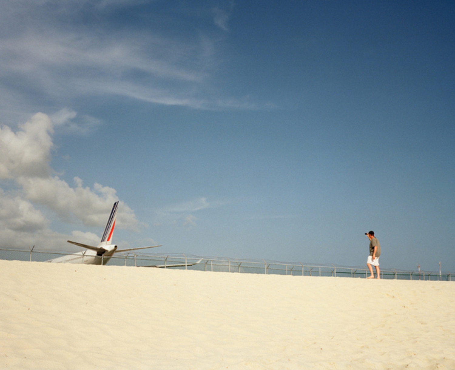 Самолет бич. Пляж махо. Остров сен-Мартен. Самолет над пляжем. Пляж возле взлетной полосы.
