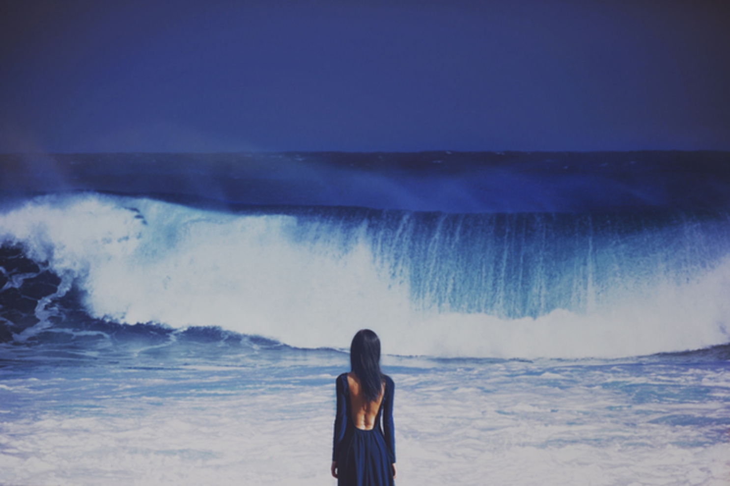 В душе ее вздымались волны. Цитаты про море. Красивые высказывания о море. Девушка на волне. У каждого своё море.