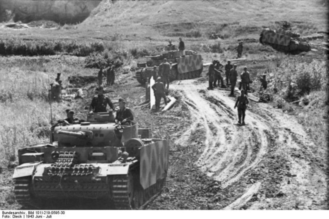 Немецкие танки 1943 года. Немецкие танкисты Курская дуга. Курская битва 1943. Курская битва 1943 немецкие танки.