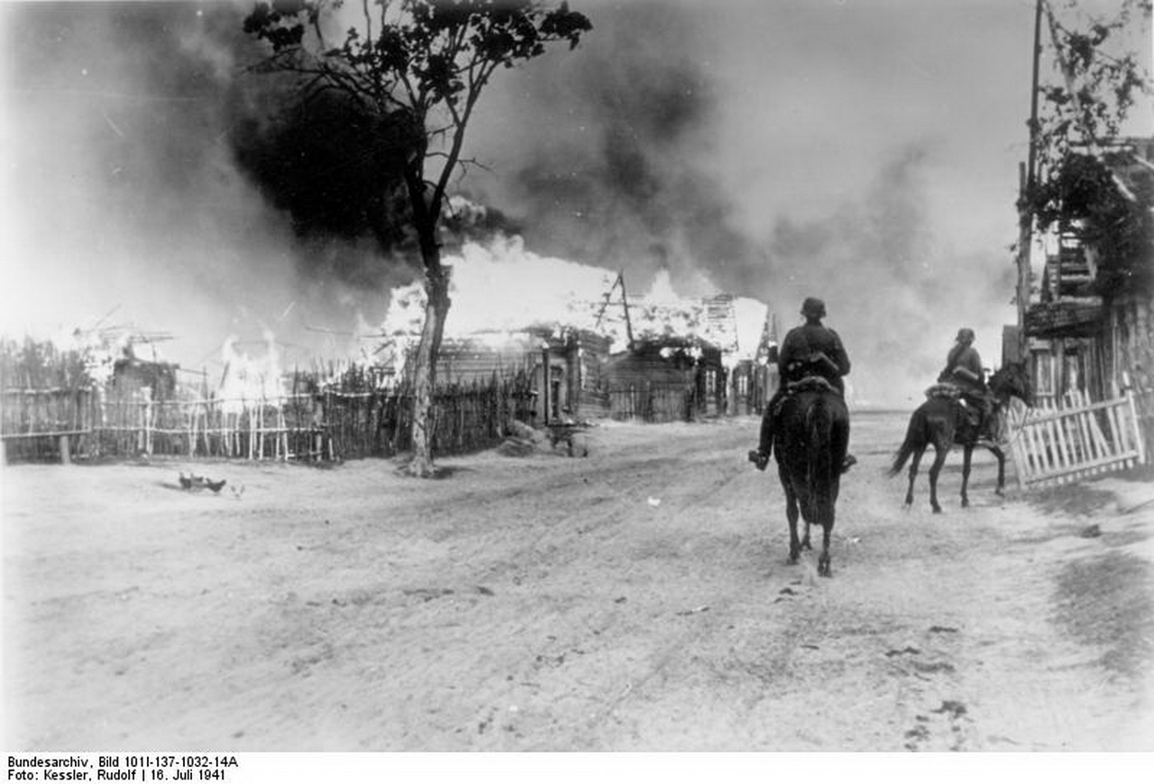 Участок 1941. Смоленская оборона 1941 года. Начало войны 1941 сожжённые города сёла. Штурм Могилева 1941. Горящий Смоленск 1941.