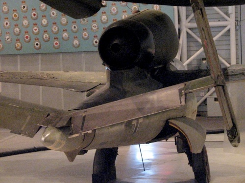 Фотообзор - немецкий реактивный истребитель Heinkel He162A-1 Volksjager (32 фото)