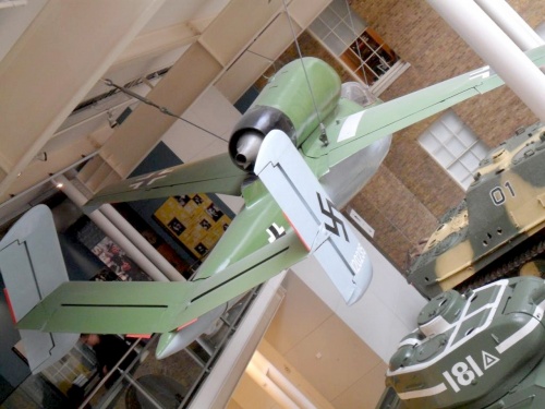 Фотообзор - немецкий реактивный истребитель Heinkel He162A-1 Volksjager (32 фото)