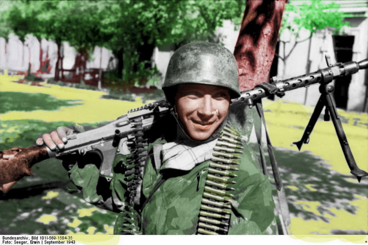 Немецкие десантники. Немецкий пулемётчик с MG-34. Солдат вермахта Fallschirmjager. Немецкий пулемётчик с мг 42. Пулеметчик вермахта.