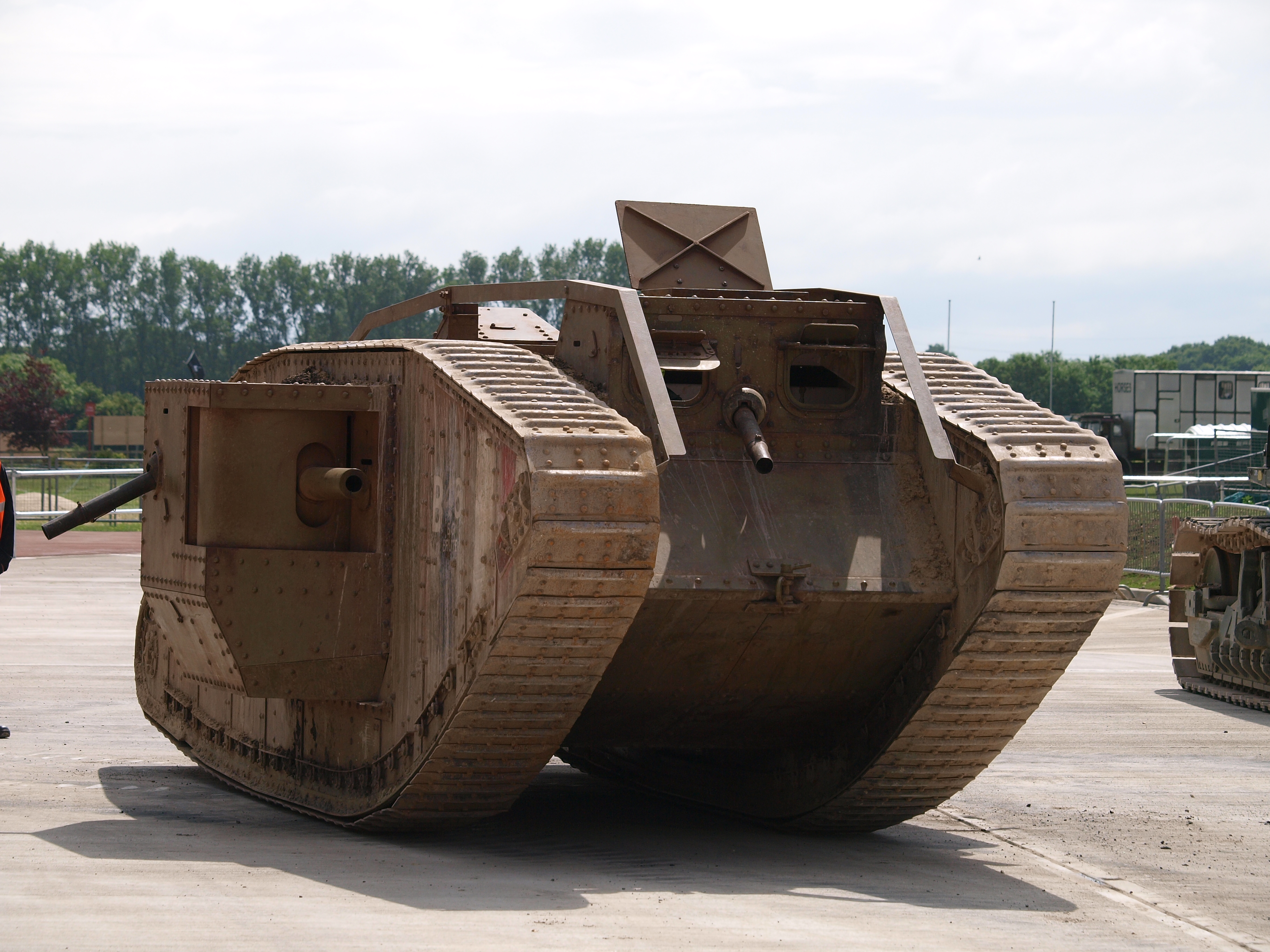 Купить большие танки. Самый большой танк 1 мировой. MK IV Tank. Самый огромный танк в мире. Большие танки первой мировой Германия.
