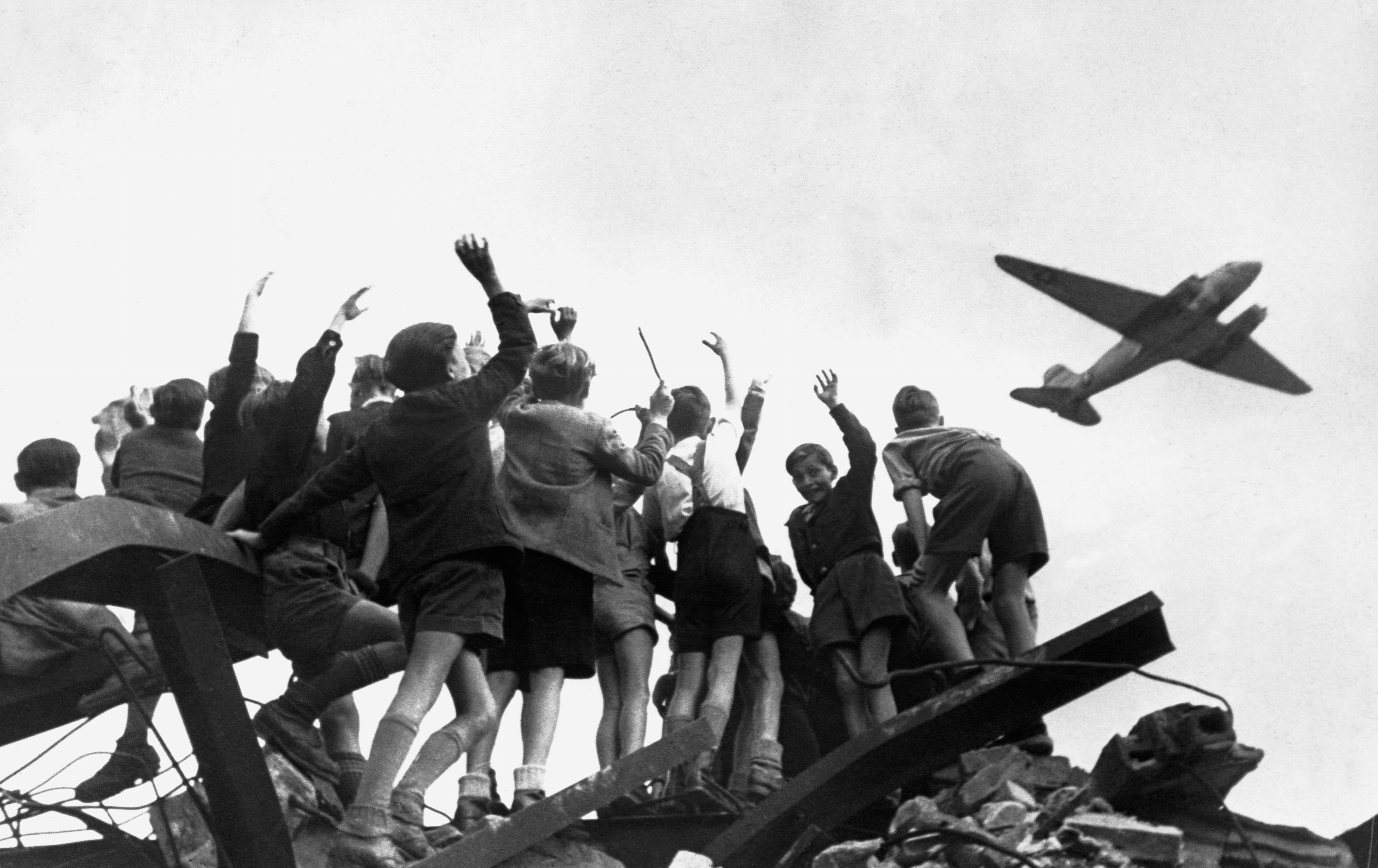 Военные фотографии победа. Блокада Западного Берлина 1948. Берлинский воздушный мост 1945. Воздушный мост Берлин 1948.