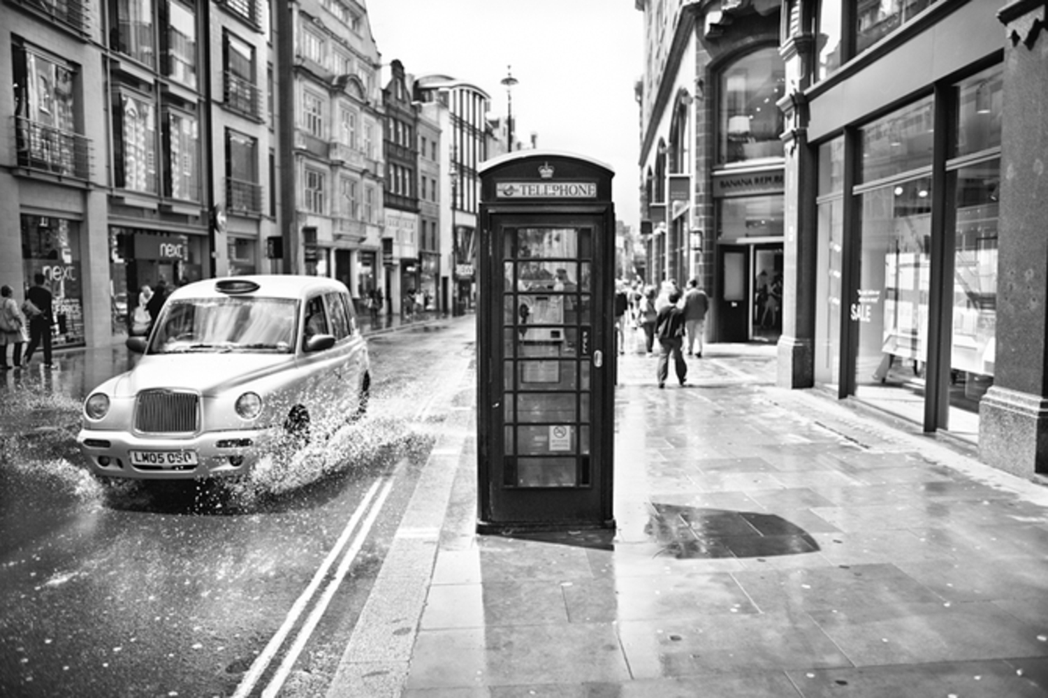 Лондон white. Ретро город. Черно белый Лондон. Черно белая улица. Черно белые картины.