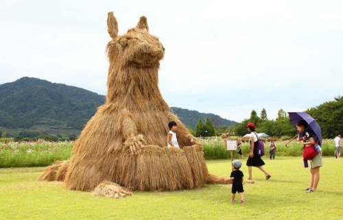 Straw monsters (14 photos)