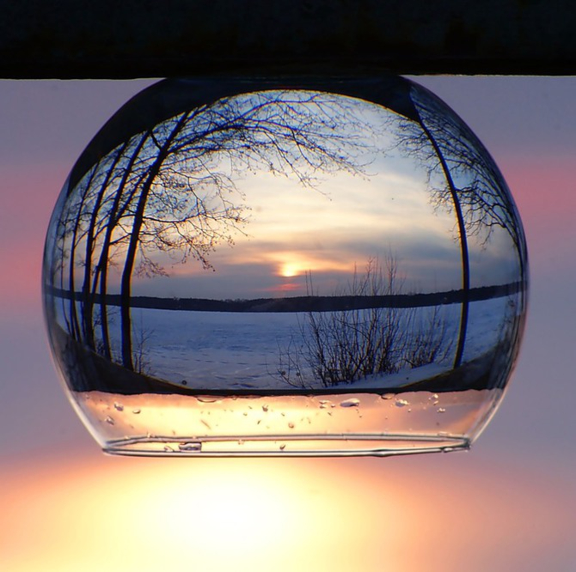 Посмотрите сквозь призму вокруг себя. Стеклянный шар отражение. Стеклянный шар с водой. Отражение в шаре. Стеклянный шар на природе.