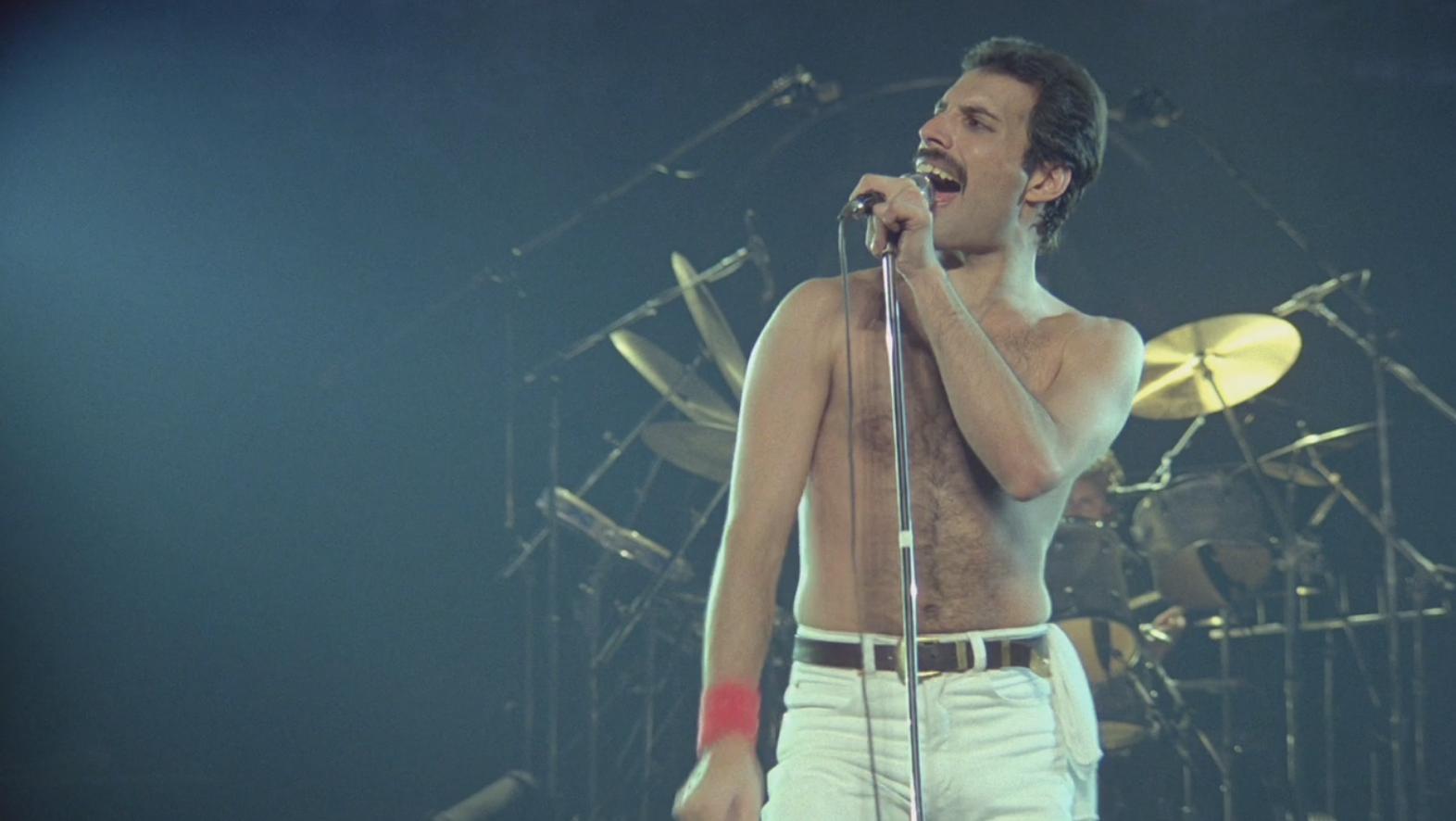 Clip show. Queen Фредди. Фредди Меркури show must. Фредди Меркьюри на концерте. Freddie Mercury show must go on клип.
