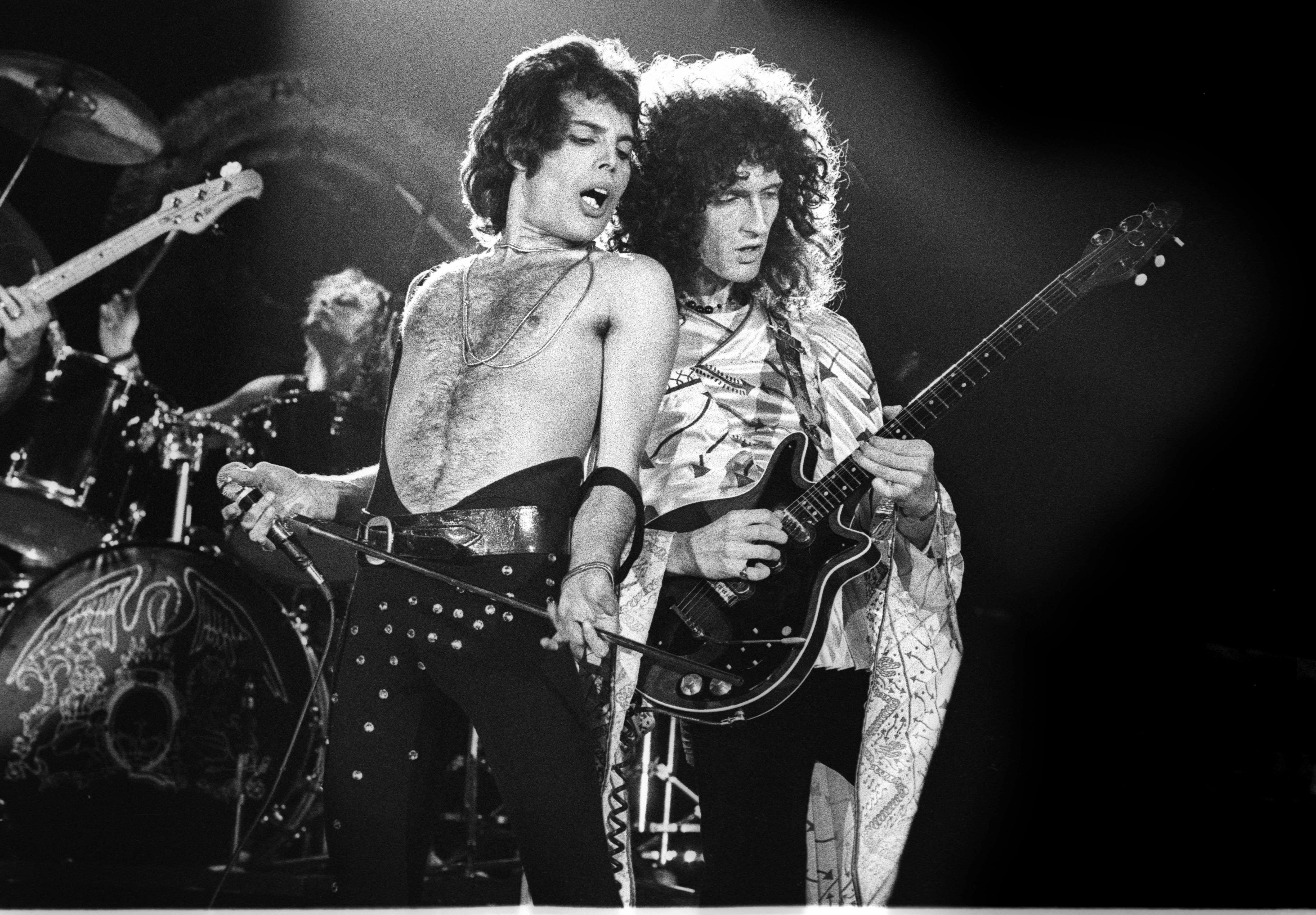 Слушать рок 80 х лучшее. Группа Queen 70s. Брайан Мэй на концерте Queen. Группа Квин фото. Группа Queen Фредди Меркьюри.